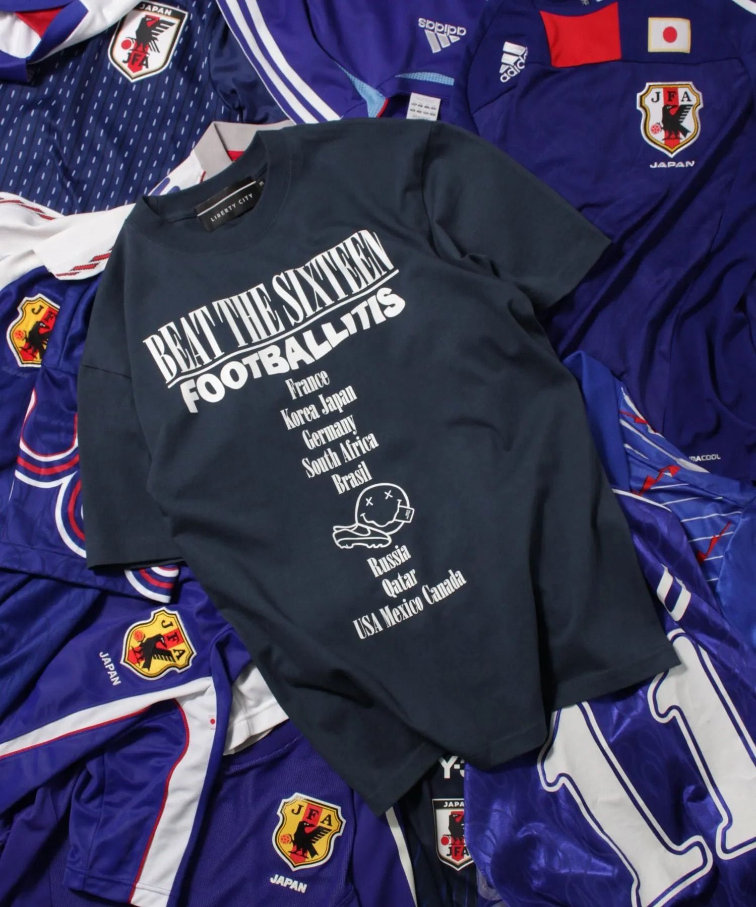 【FOOTBALLITIS】[SMILEY] Tシャツ / BLUE [261321NV]