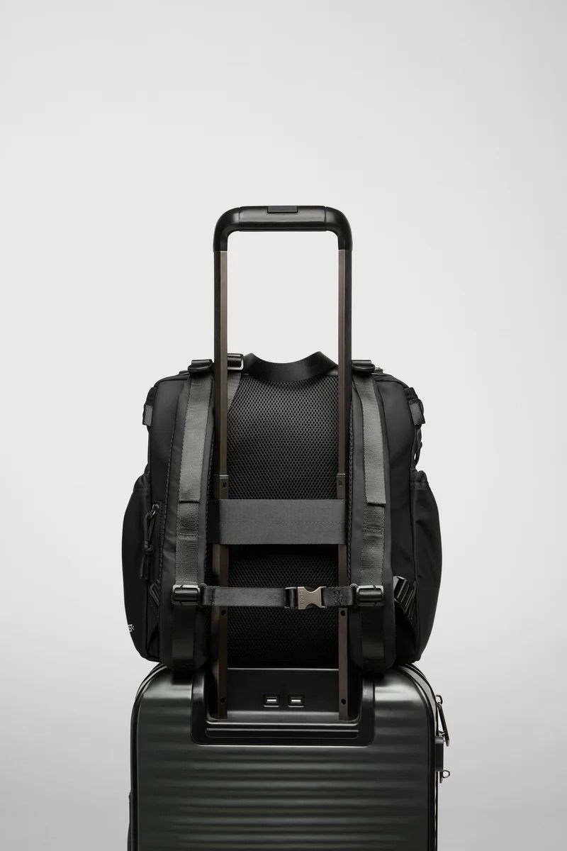 リュック バックパック ハンド ショルダー バッグ 2WAY / イースト+ウェスト リサイクルナイロン 防水 / Mサイズ / ブラック [ZAEWRM001 NERO]