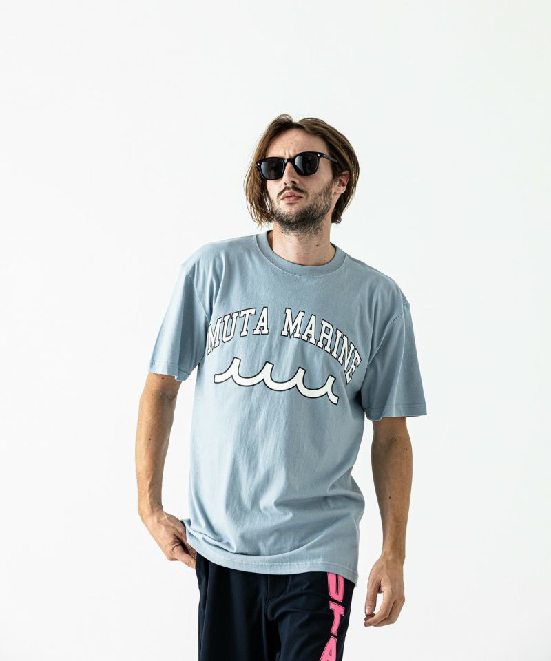 ACANTHUS x muta MARINE / muta College Logo Tee / カレッジロゴTシャツ / BLUE