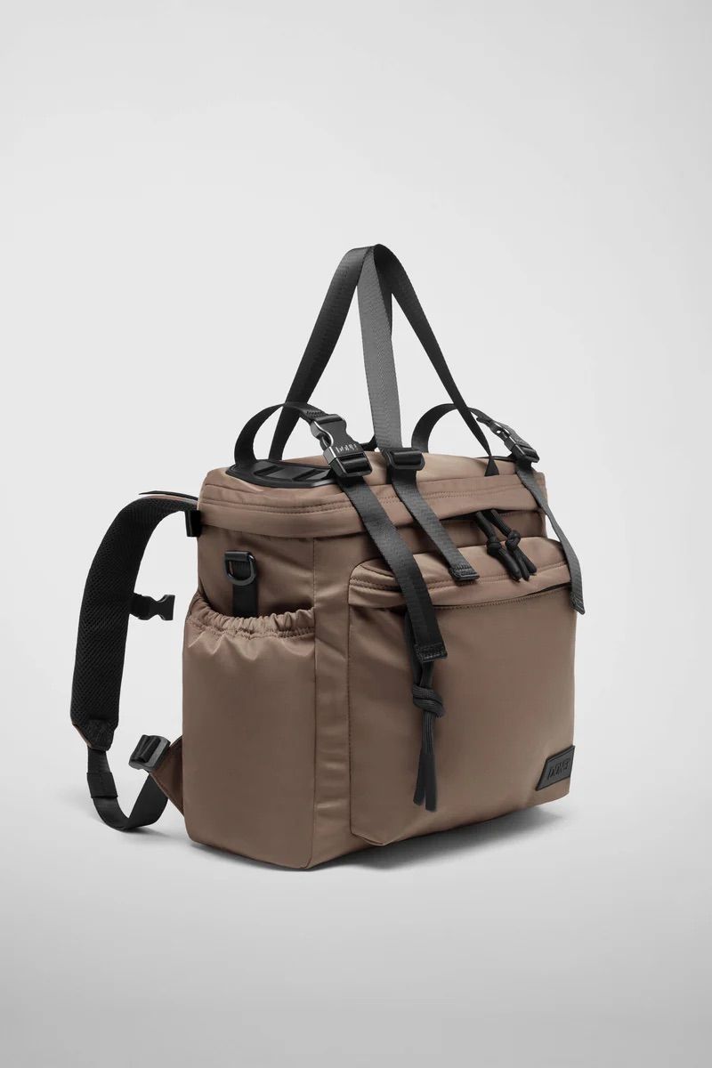 リュック バックパック ハンド ショルダー バッグ 2WAY / イースト+ウェスト リサイクルナイロン 防水 / Mサイズ / グレー [ZAEWRM012 GRIGIO]