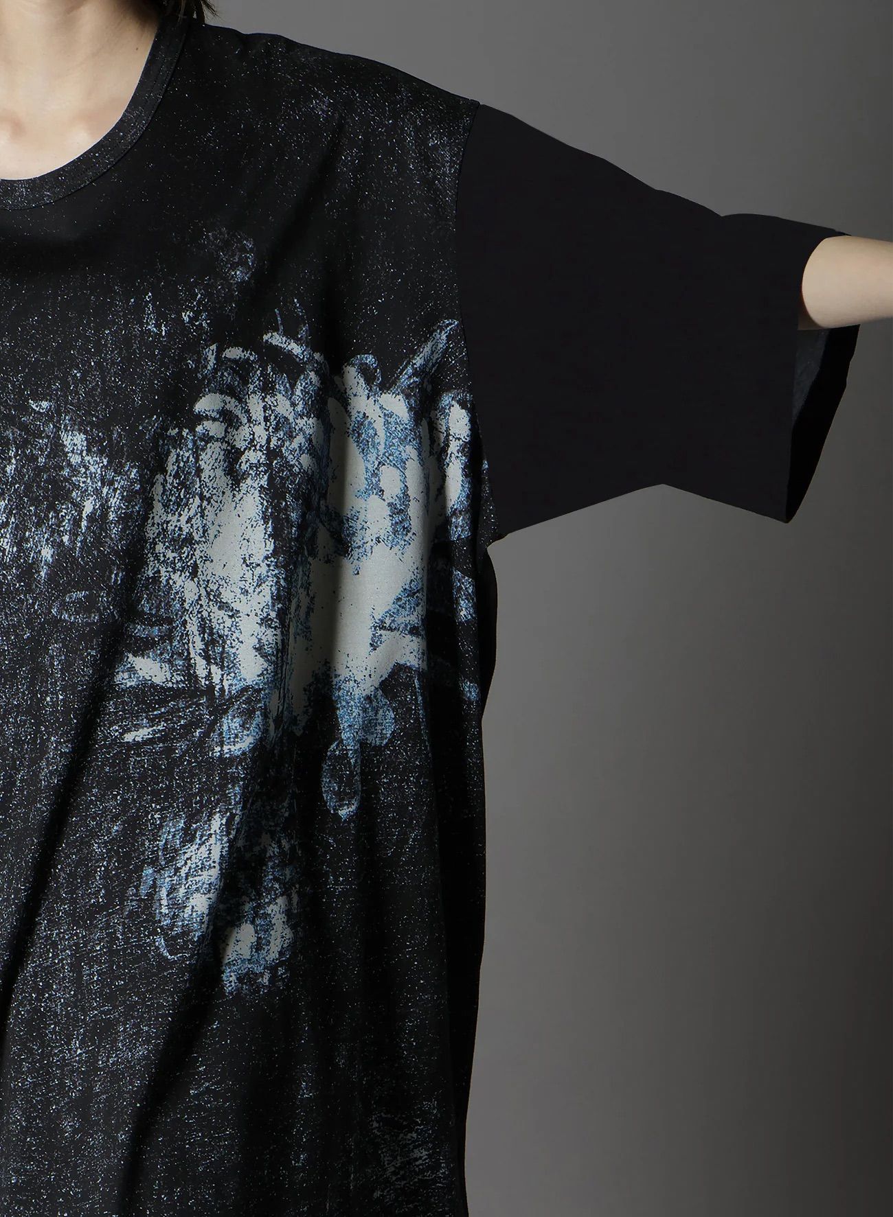 SILKETTE JERSEY FLORAL PATTERN SLIT JUMBO SHORT SLEEVED T-SHIRT / BLACKxBLUE [GL-T02-011-1-03]