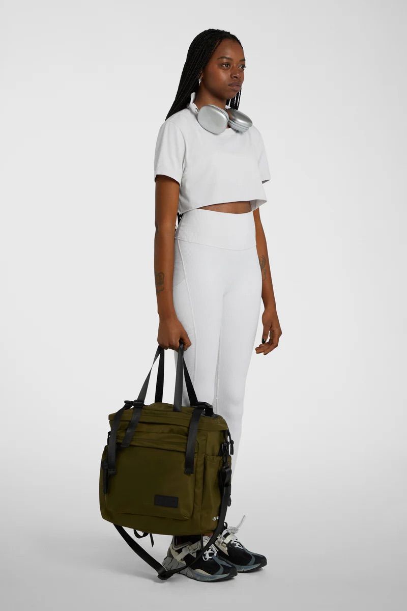 リュック バックパック ハンド ショルダー バッグ 2WAY / イースト+ウェスト リサイクルナイロン 防水 / Mサイズ / ヴェルドーネ(オリーブグリーン) [ZAEWRM003 VERDONE]