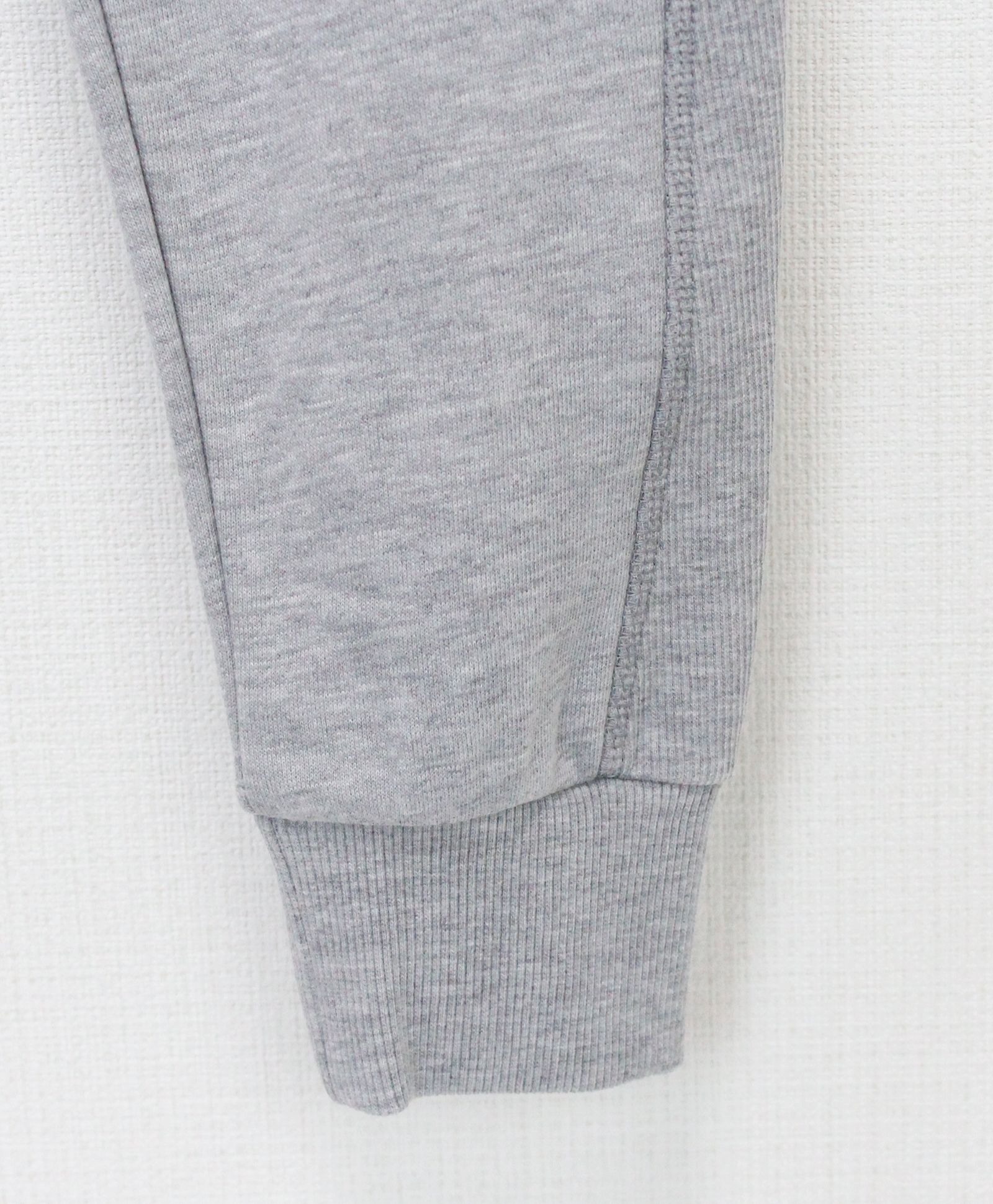EMBOSSED LOGO JOGGER PANTS / エンボスロゴ ジョガーパンツ / グレー【USB-26083】