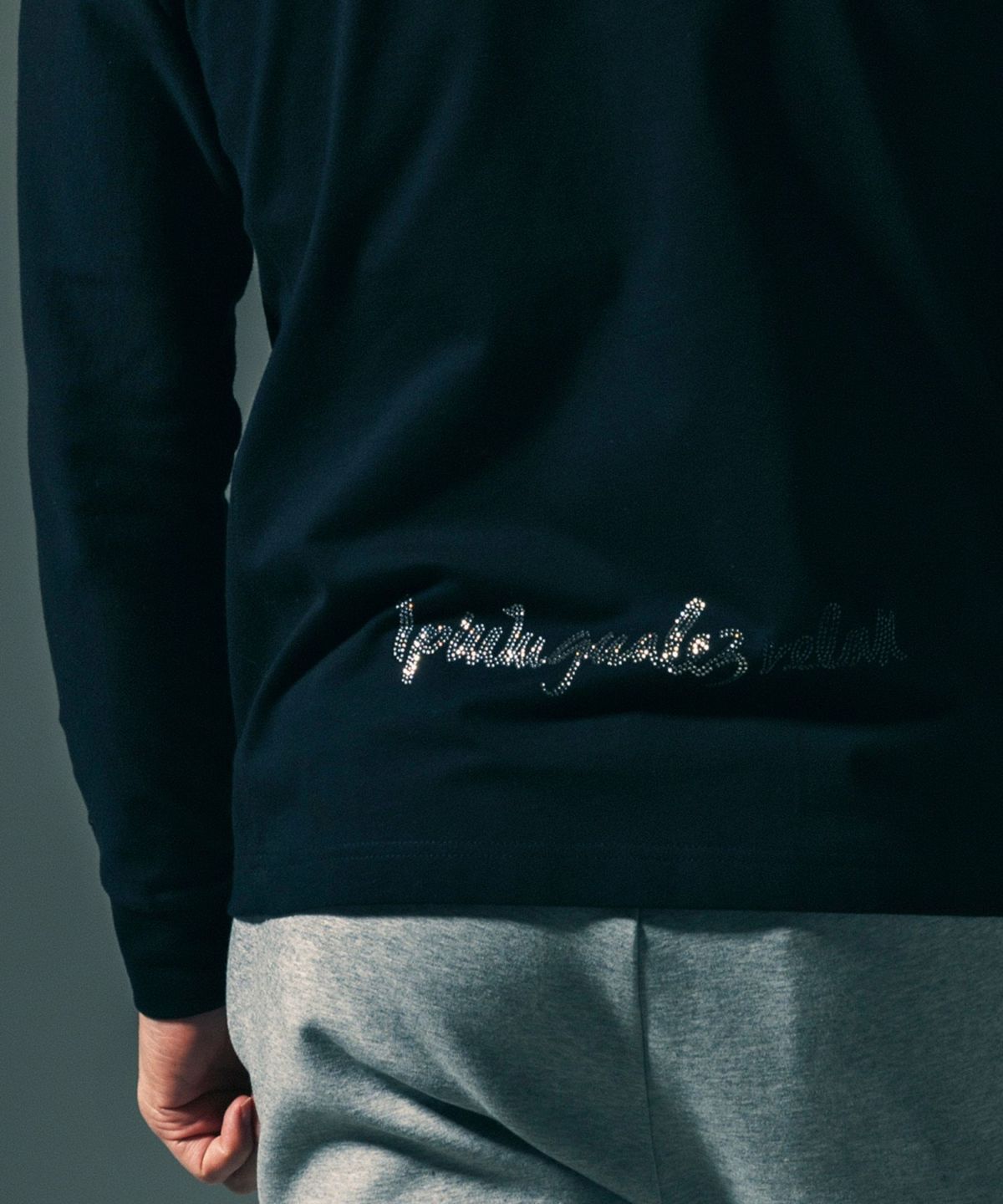 1PIU1UGUALE3 RELAX × Mark Gonzales / グラデーションラインストーンロングTシャツ / ブラック【UST-26016】