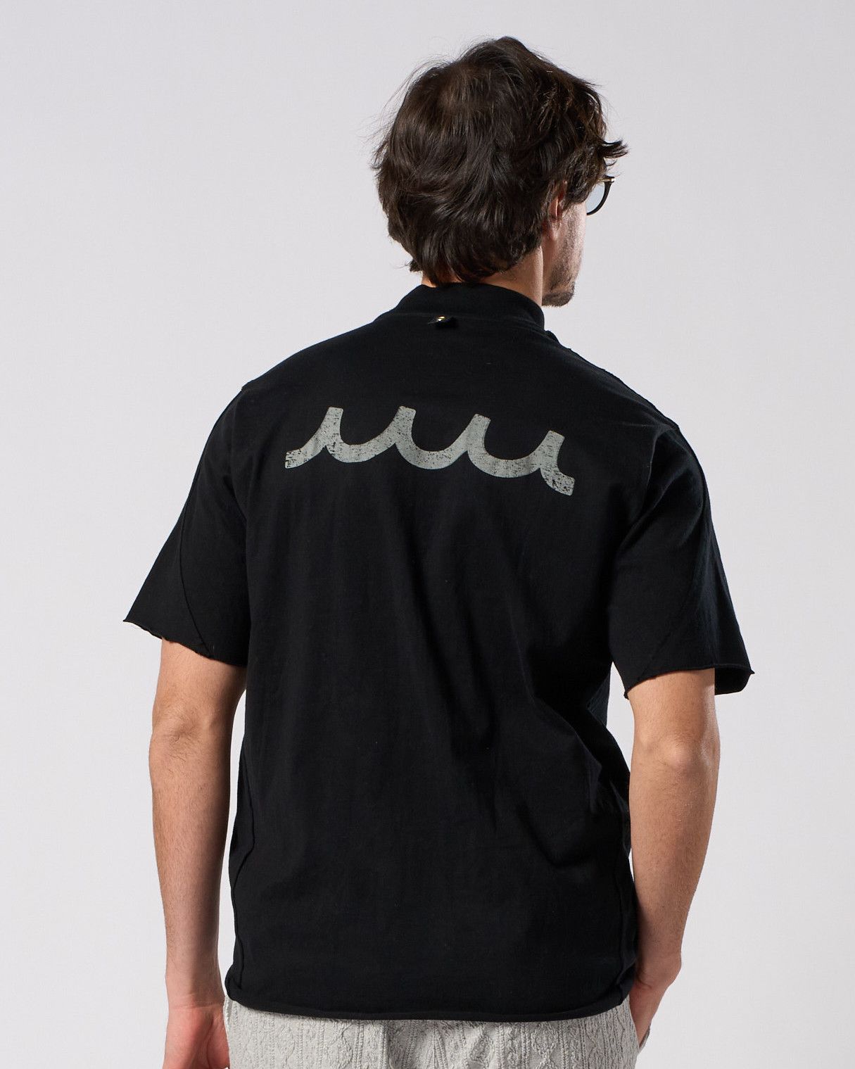 ☆先行予約☆ muta × wjk  / カットオフ モックネックシャツ / cut-off mock S/S(printed) / DEEP BLACK [704 mw03i]