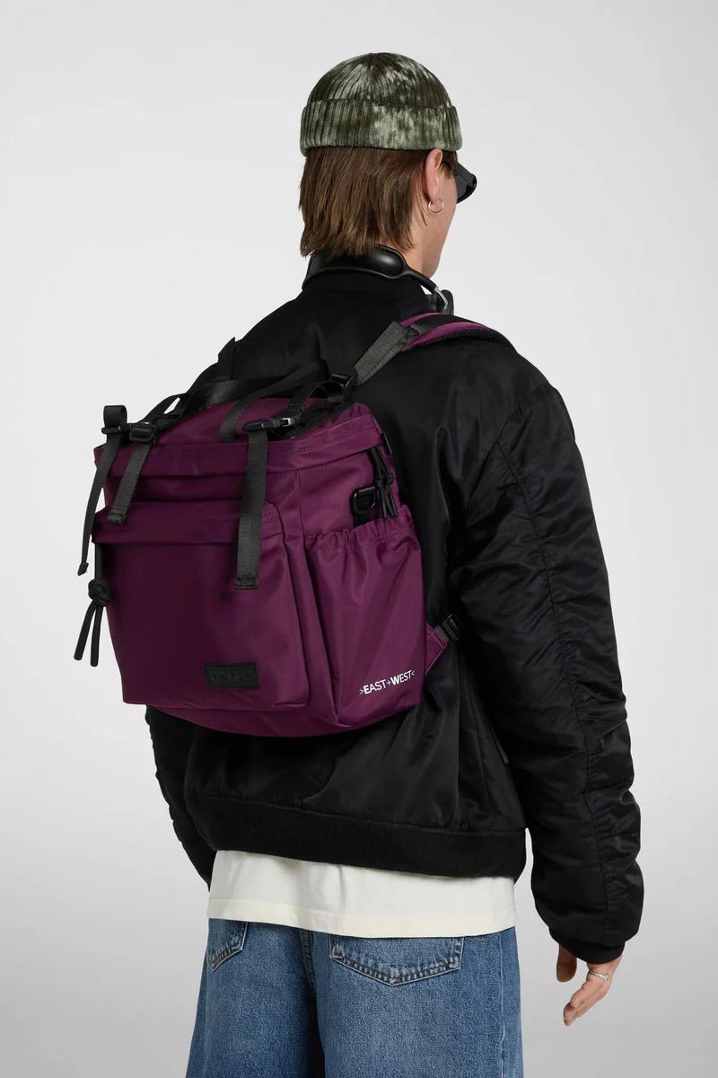 リュック バックパック ハンド ショルダー バッグ 2WAY / イースト+ウェスト リサイクルナイロン 防水 / Mサイズ / バーガンディ [ZAEWRM165 VINACCIA]