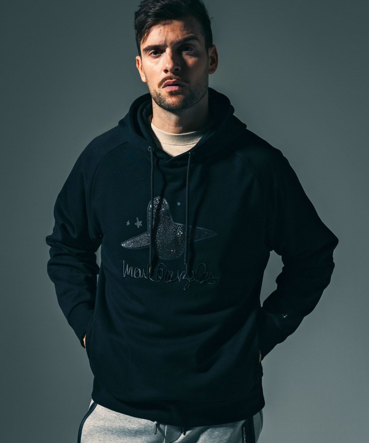 1PIU1UGUALE3 RELAX × Mark Gonzales / グラデーションラインストーンフーディー / パーカー / ブラック【UST-26015】