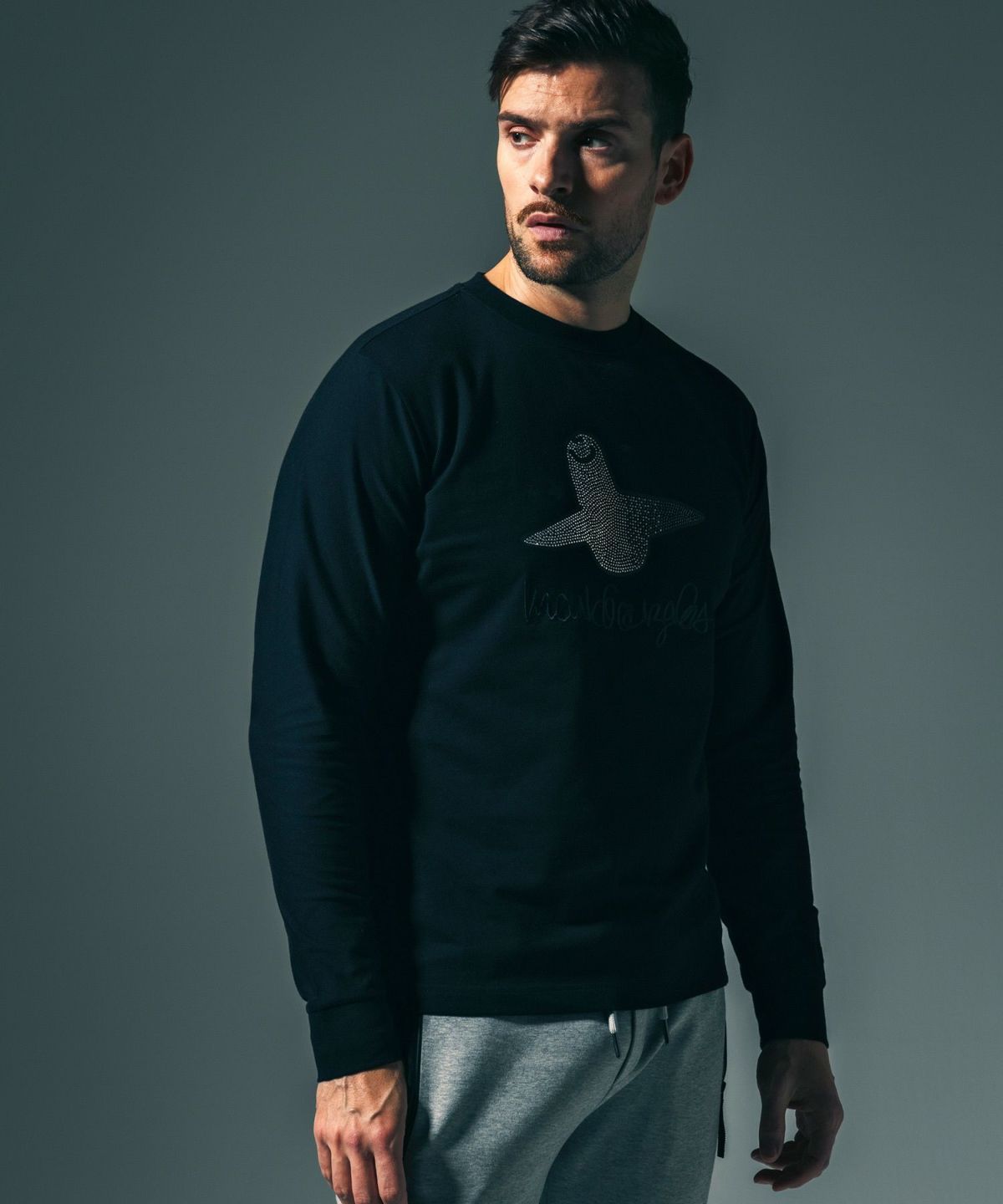 1PIU1UGUALE3 RELAX × Mark Gonzales / グラデーションラインストーンロングTシャツ / ブラック【UST-26016】