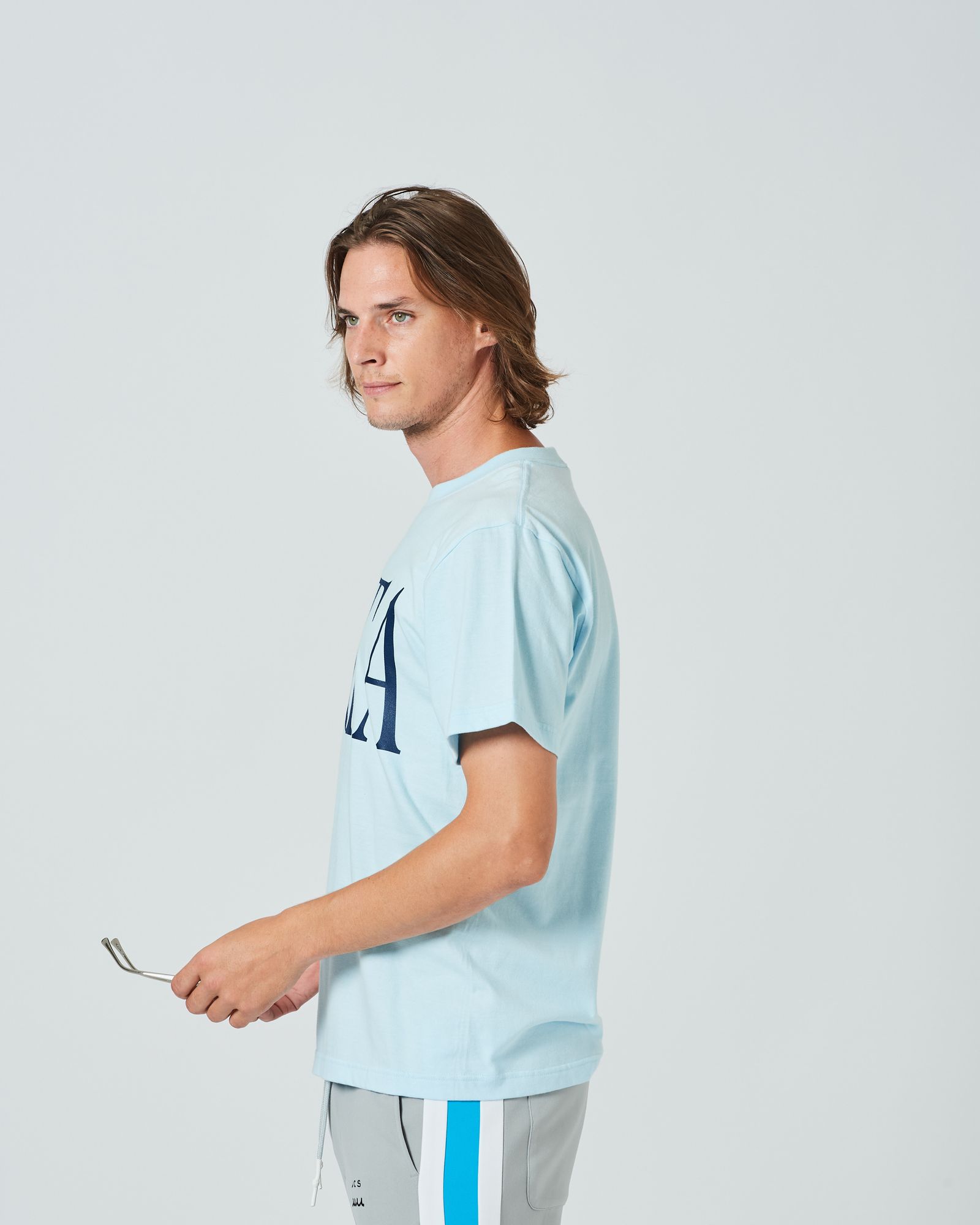 ACANTHUS x muta MARINE / muta BIG Logo Tee / ロゴプリントTシャツ / LIGHT BLUE / MA2413