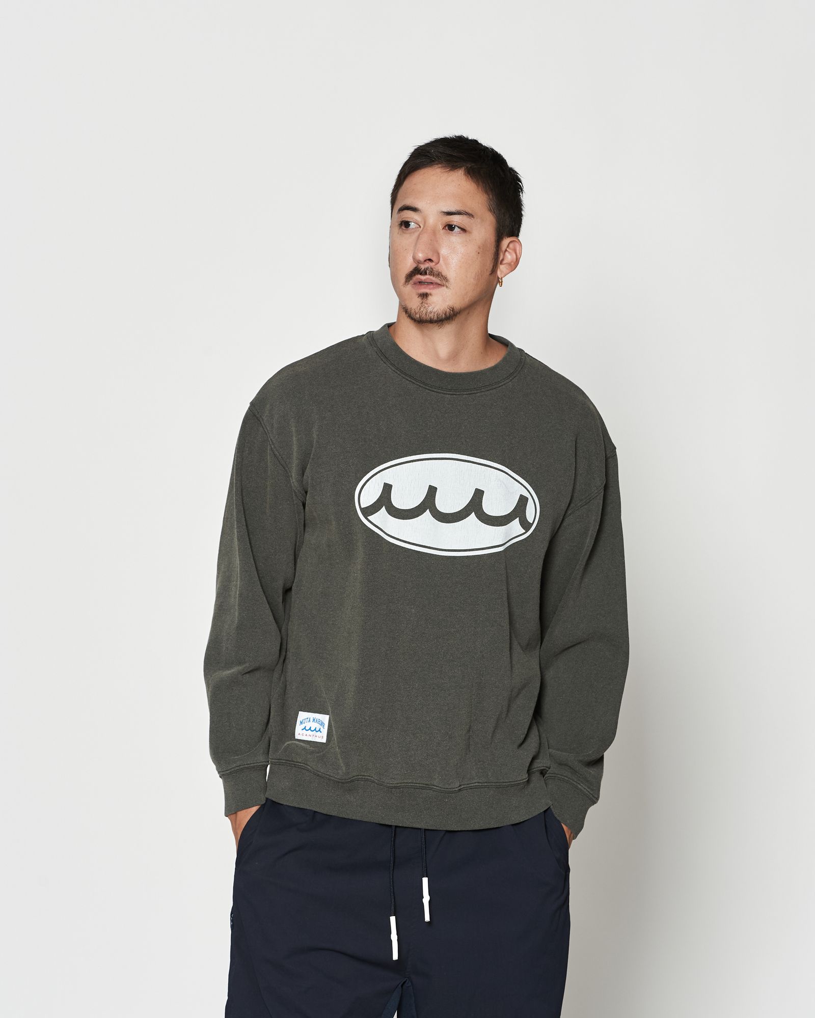 ☆先行予約☆muta MARINE × ACANTHUS  / エイジングサークルロゴクルーネックスウェット / Aging Circle Logo Crewneck / BLACK 【MA2611】