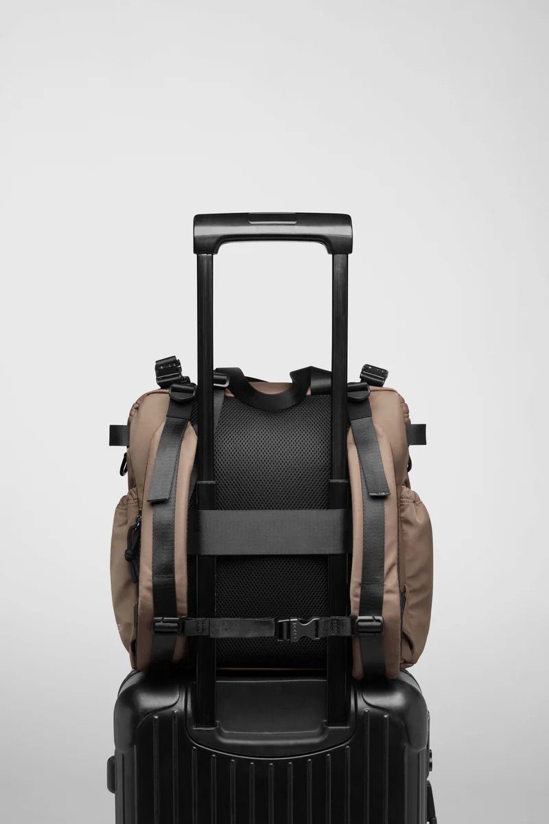 リュック バックパック ハンド ショルダー バッグ 2WAY / イースト+ウェスト リサイクルナイロン 防水 / Mサイズ / グレー [ZAEWRM012 GRIGIO]