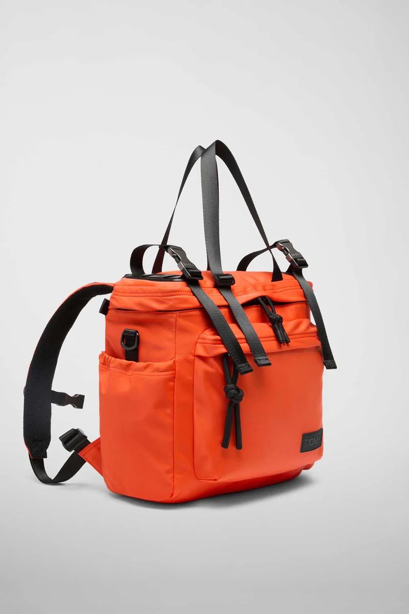 リュック バックパック ハンド ショルダー バッグ 2WAY / イースト+ウェスト リサイクルナイロン 防水 / Mサイズ / オレンジ [ZAEWRM167 ARANCIO]