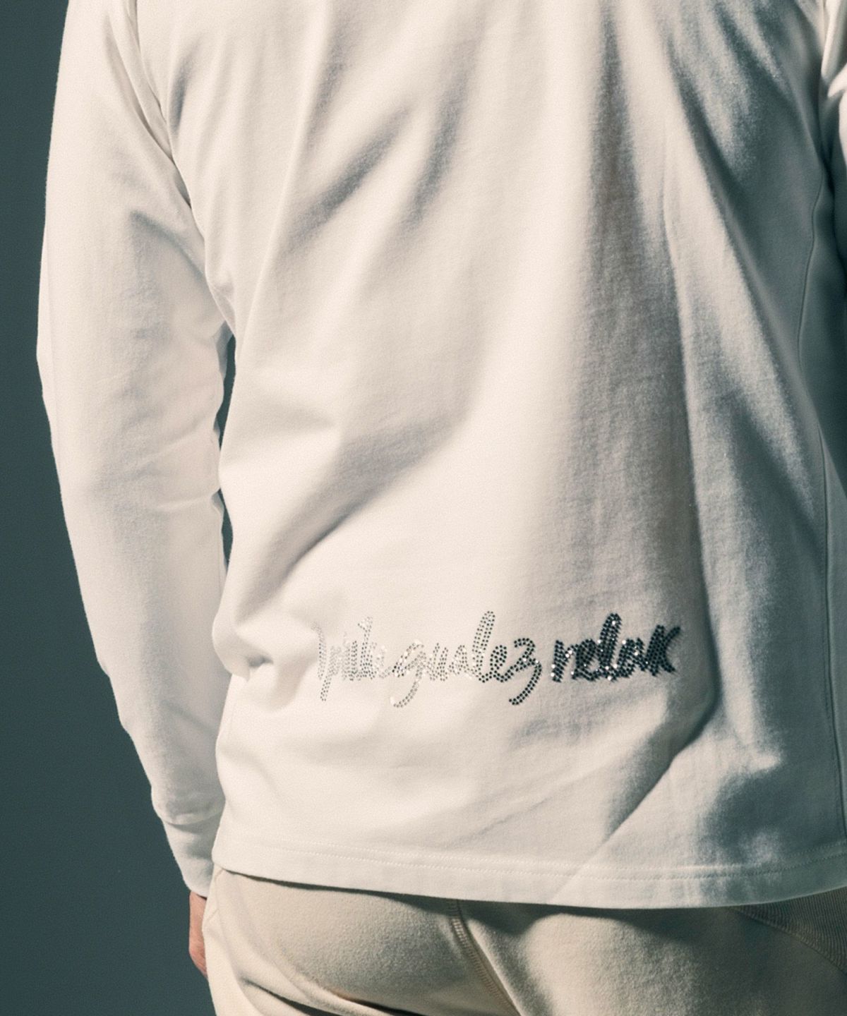1PIU1UGUALE3 RELAX × Mark Gonzales / グラデーションラインストーンロングTシャツ / ホワイト【UST-26016】