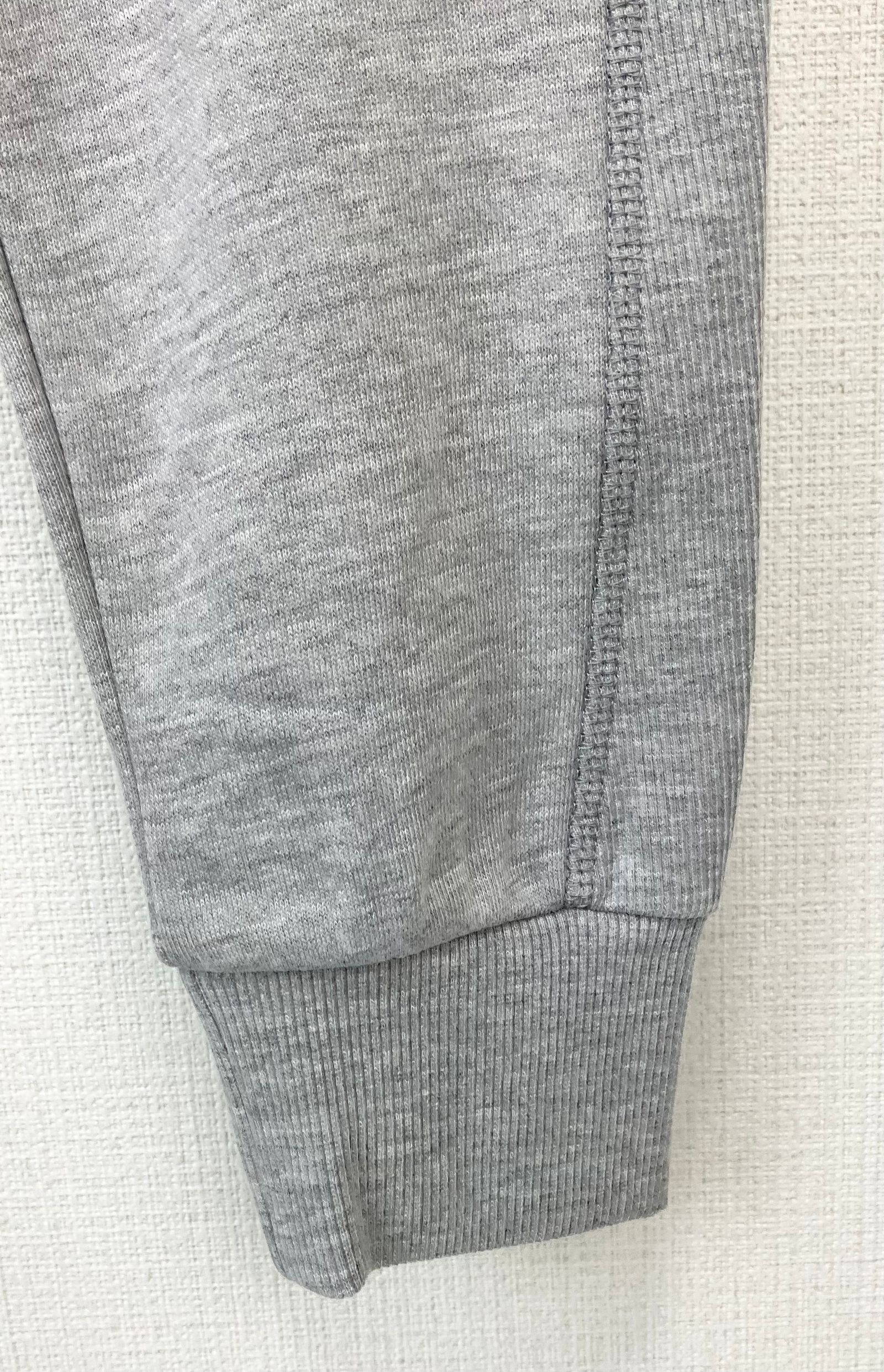 EMBOSSED LOGO JOGGER PANTS / エンボスロゴ ジョガーパンツ / グレー【USB-26063】