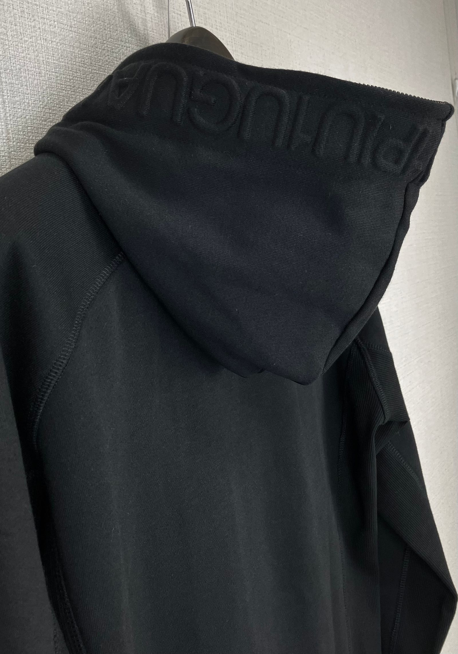 HOOD EMBOSSED LOGO HOODIE / エンボスロゴ ジップパーカー / ブラック【USO-26063】
