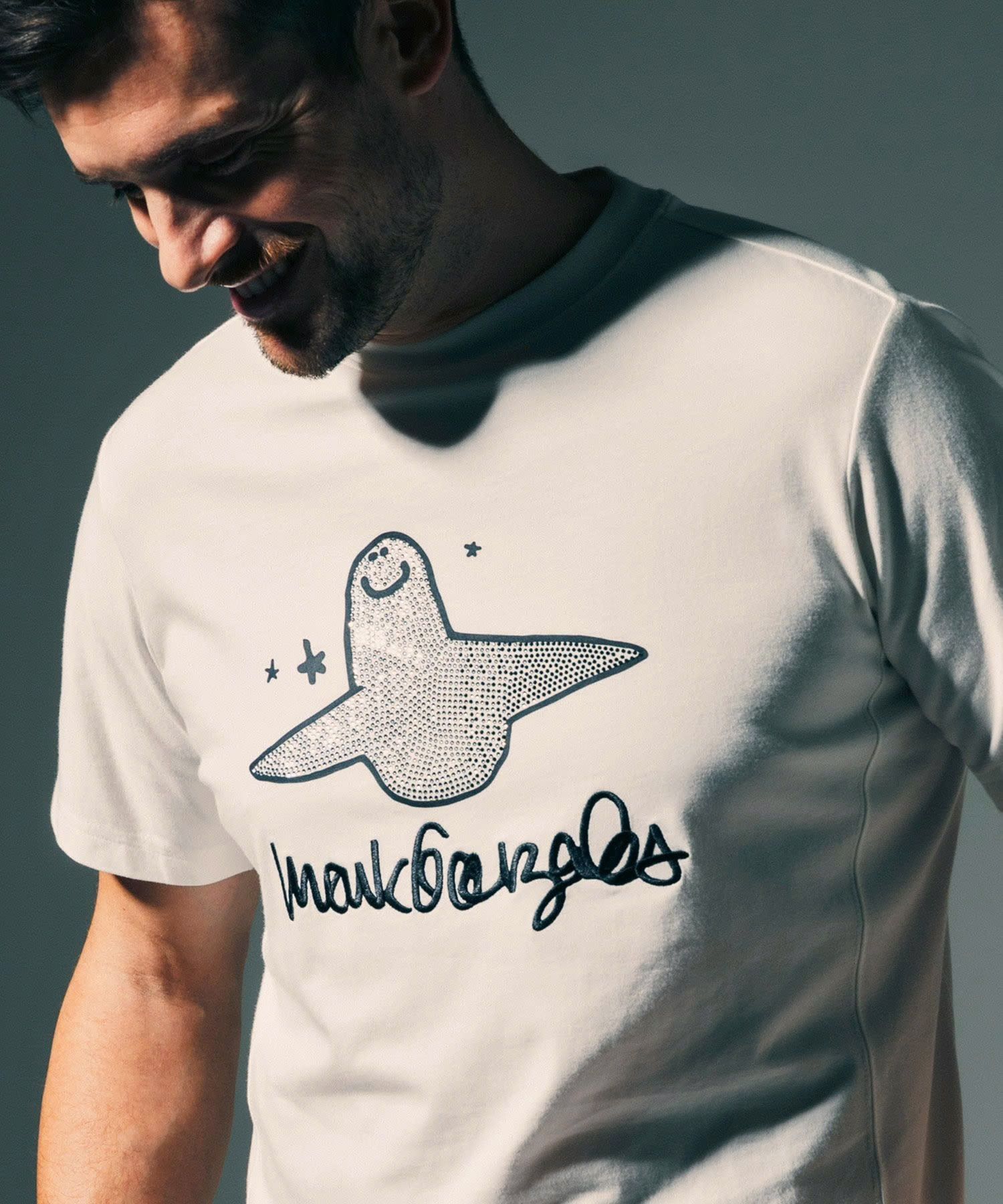 1PIU1UGUALE3 RELAX × Mark Gonzales / グラデーションラインストーン半袖Tシャツ / ホワイト【UST-26015】