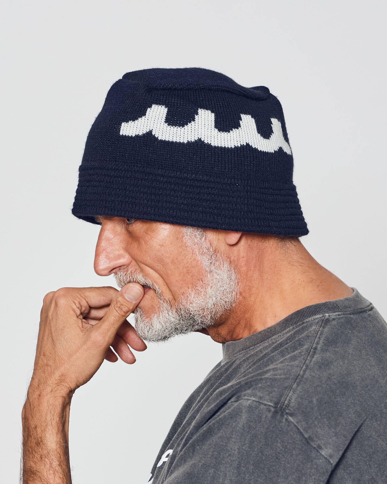 ☆先行予約販売2025年10月下旬～11月下旬頃入荷予定☆ ACANTHUS × muta MARINE / muta Wave Logo Knit Bucket Hat / ニットバケットハット / NAVY 【MA2543】