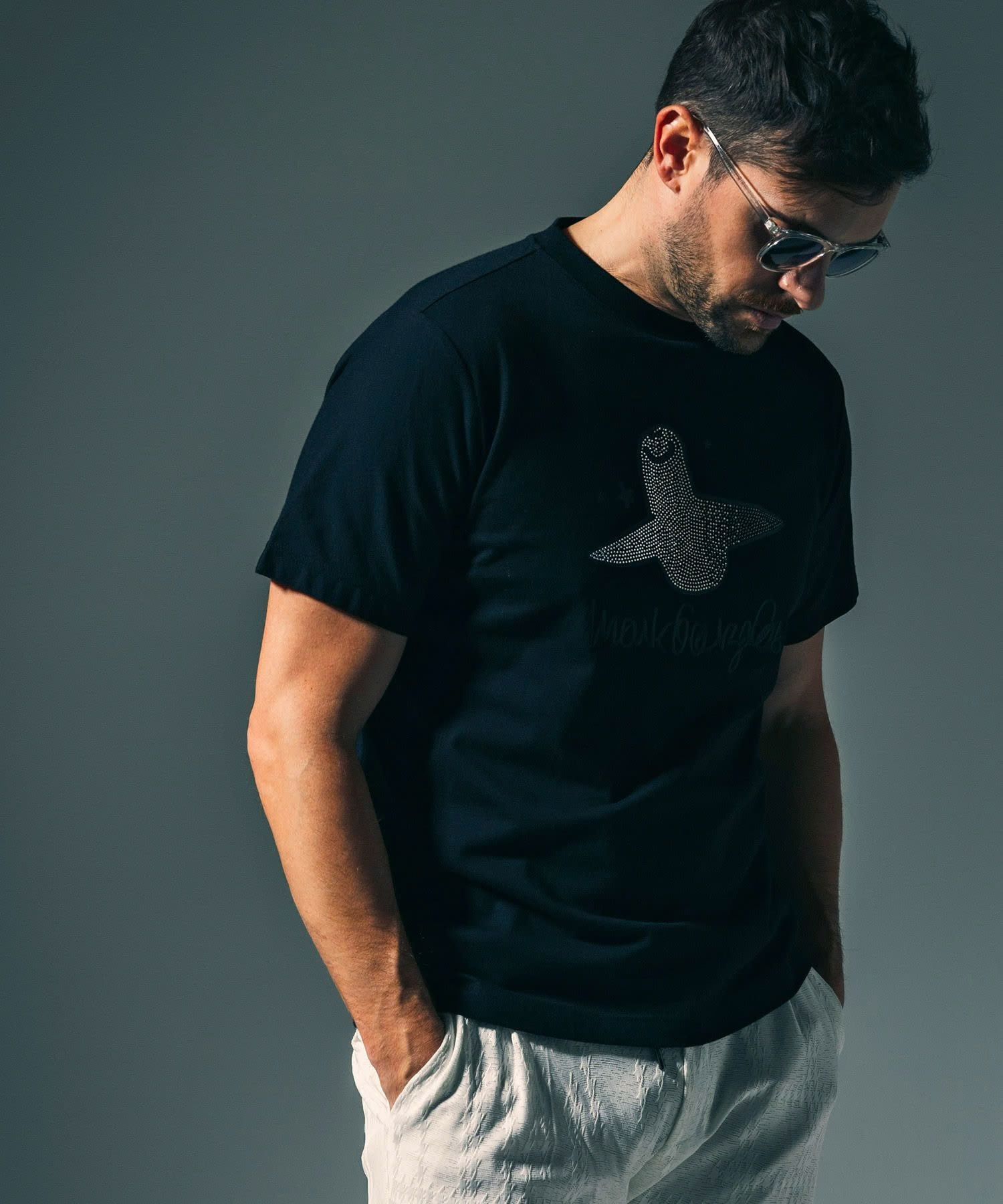 1PIU1UGUALE3 RELAX × Mark Gonzales / グラデーションラインストーン半袖Tシャツ / ブラック【UST-26015】