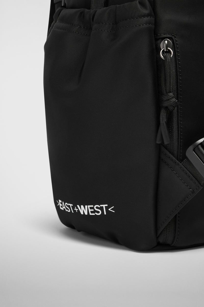 リュック バックパック ハンド ショルダー バッグ 2WAY / イースト+ウェスト リサイクルナイロン 防水 / Mサイズ / ブラック [ZAEWRM001 NERO]