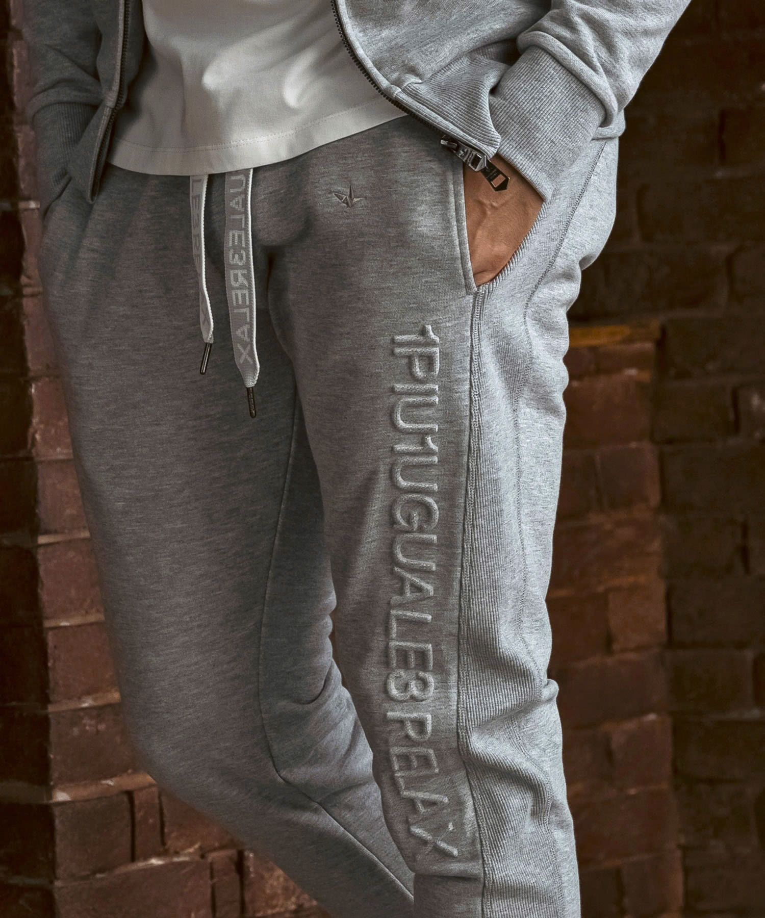 EMBOSSED LOGO JOGGER PANTS / エンボスロゴ ジョガーパンツ / グレー【USB-26083】