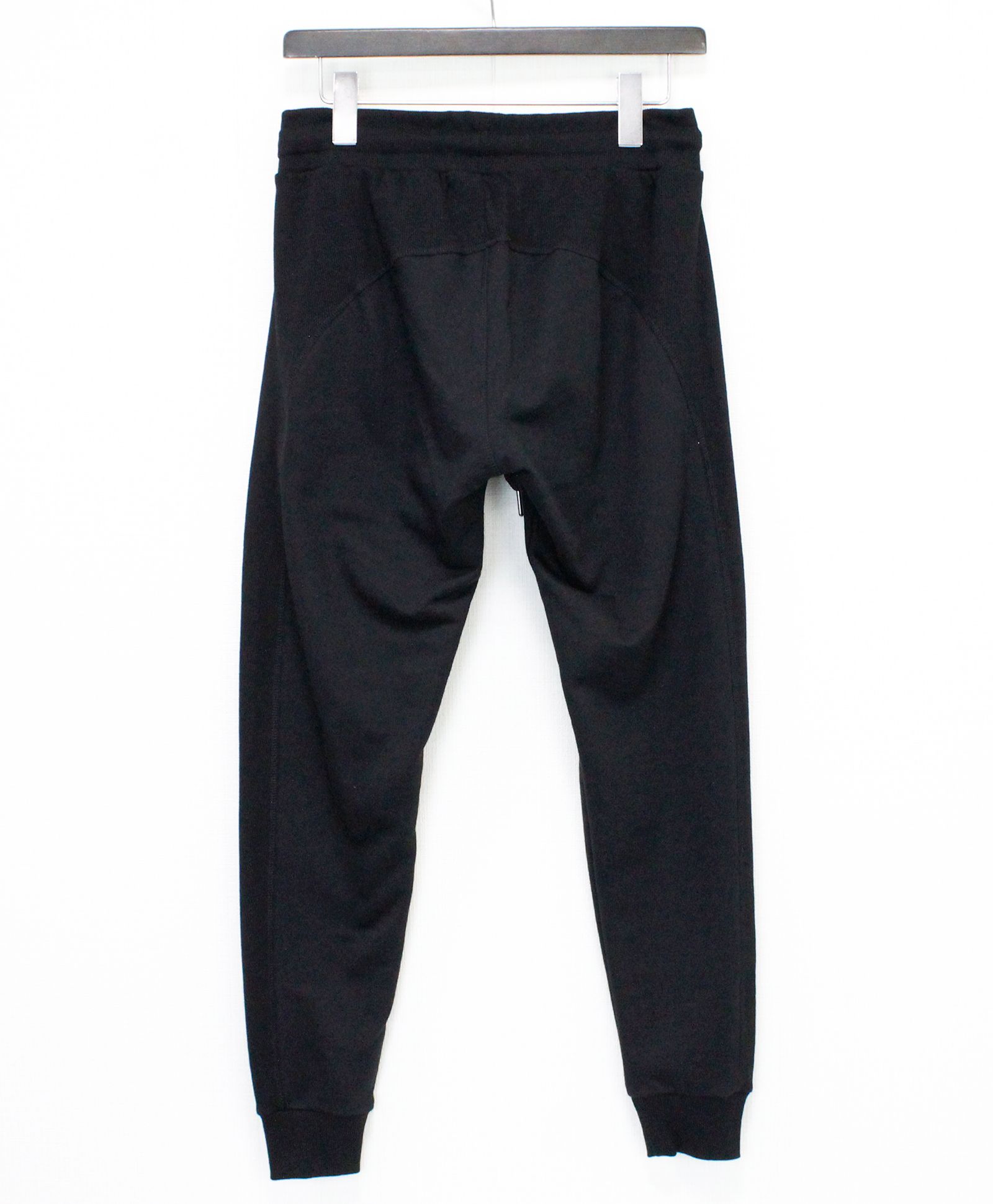 EMBOSSED LOGO JOGGER PANTS / エンボスロゴ ジョガーパンツ / ブラック【USB-26083】
