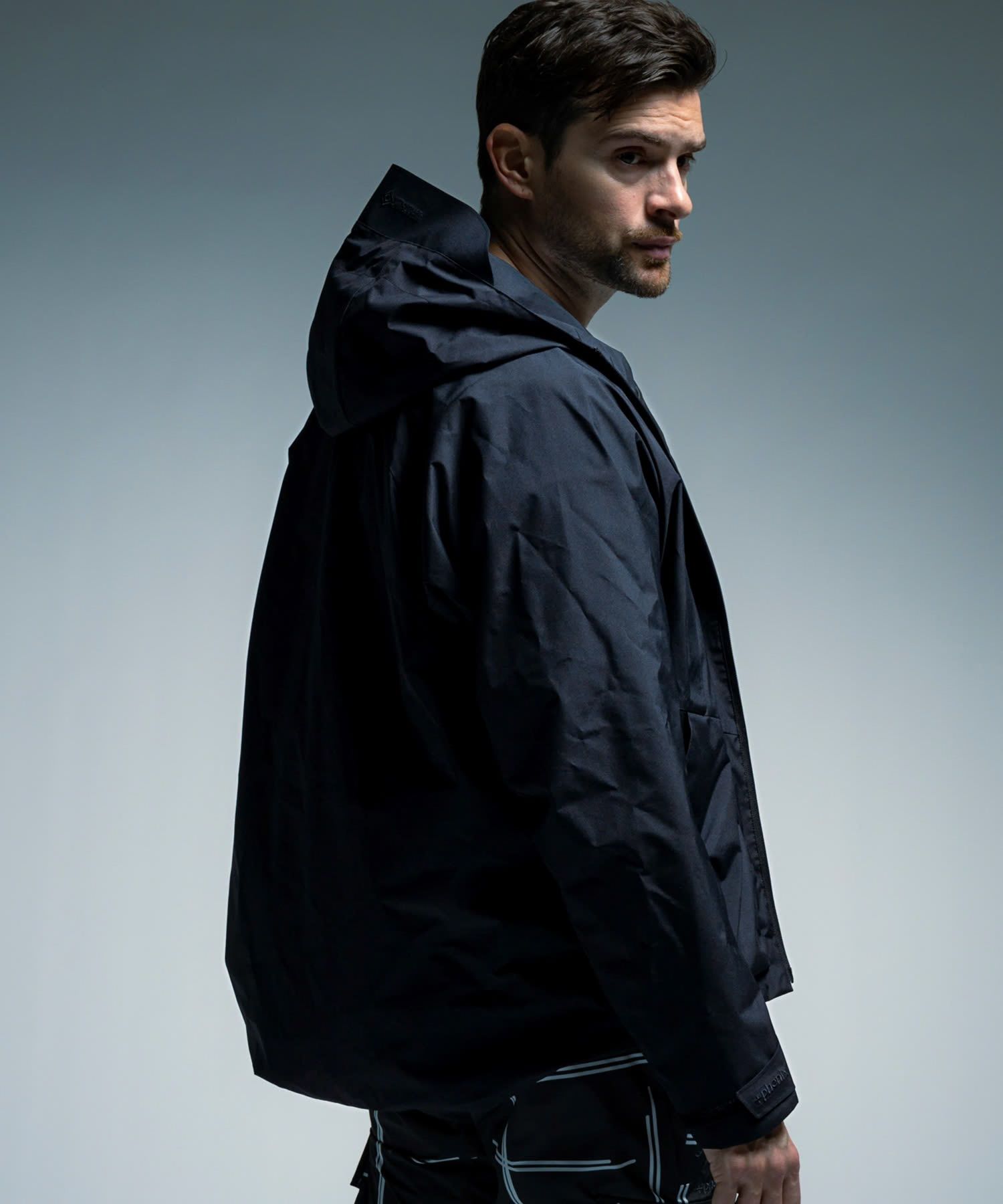 ☆先行予約☆1PIU1UGUALE3 RELAX × +phenix / トランスフォームマウンテンパーカー WINDSTOPPER プロダクト by GORE-TEX LABS /ウィンドストッパー / ゴアテックス  / ブラック【USO-26130】