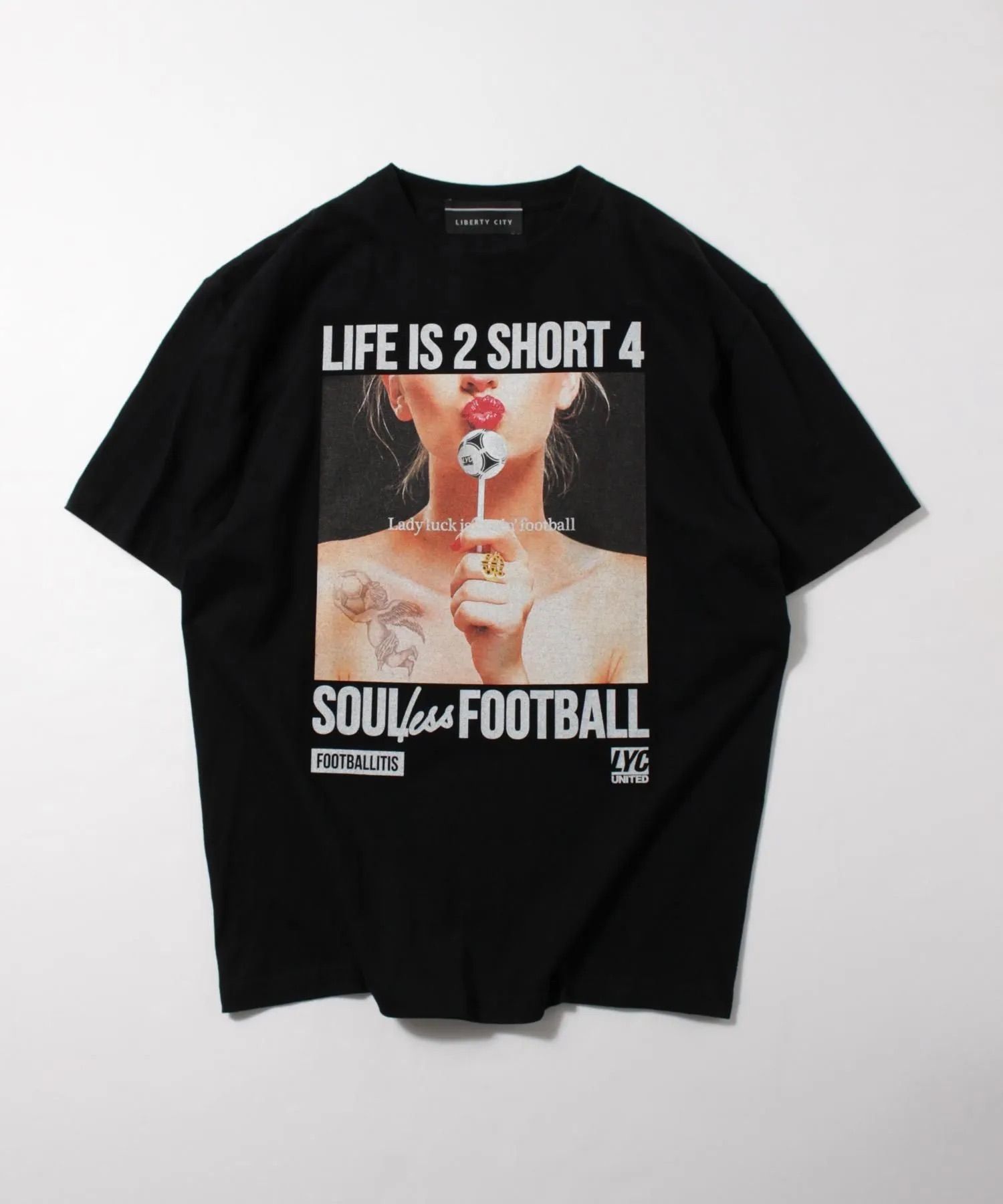 【FOOTBALLITIS】[LADY LUCK] Tシャツ / BLACK [261324CD]