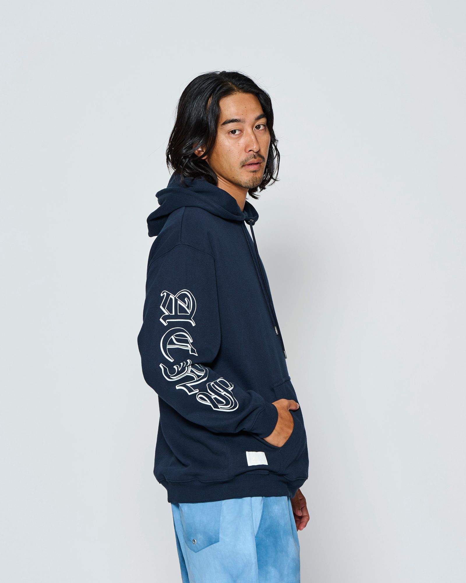 ☆先行予約☆muta MARINE × ACANTHUS  / スリーブプリントスウェットフーディー / プルオーバーパーカー /  Sleeve Print Hooded Sweatshirt / NAVY【MA2711】
