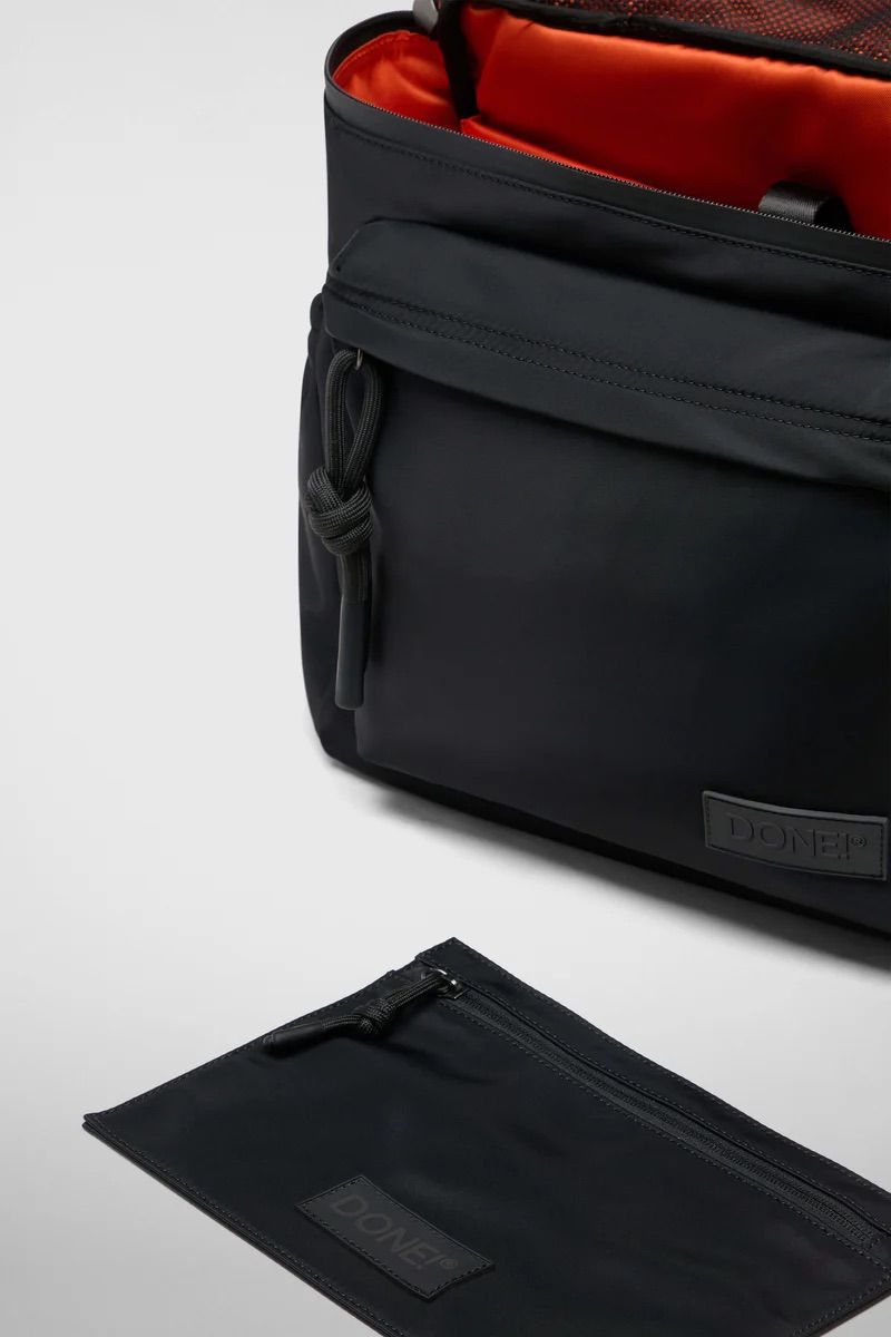 リュック バックパック ハンド ショルダー バッグ 2WAY / イースト+ウェスト リサイクルナイロン 防水 / Mサイズ / ブラック [ZAEWRM001 NERO]