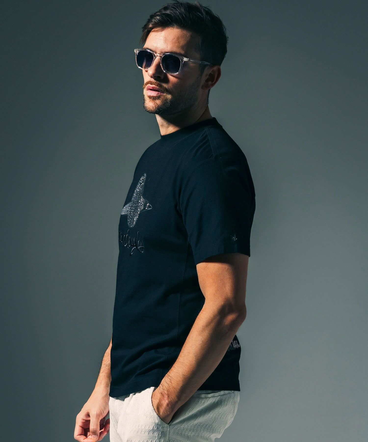 1PIU1UGUALE3 RELAX × Mark Gonzales / グラデーションラインストーン半袖Tシャツ / ブラック【UST-26015】