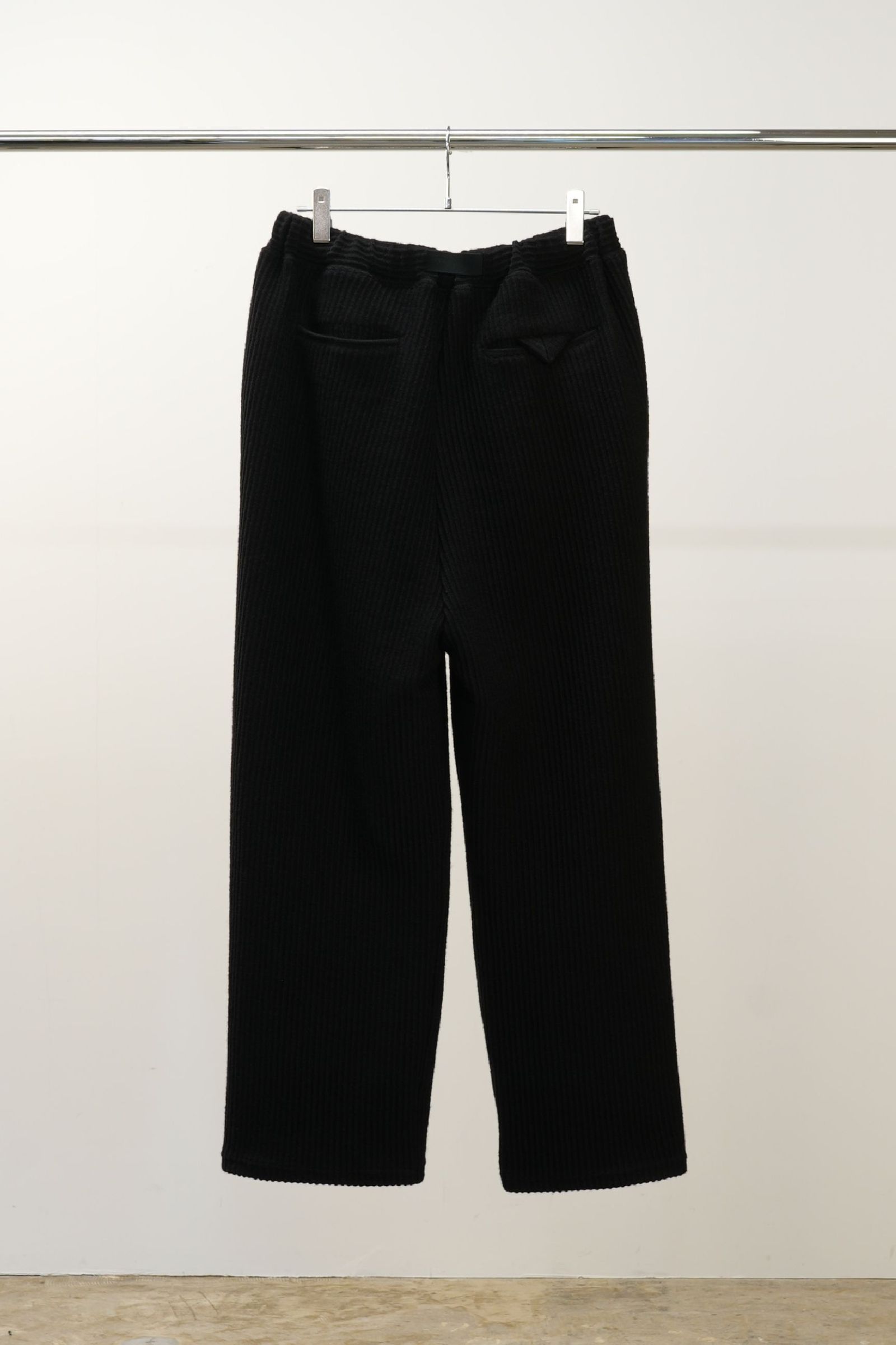 WOOLCORD BELTLESS SLACKS | BLACK | スラックス
