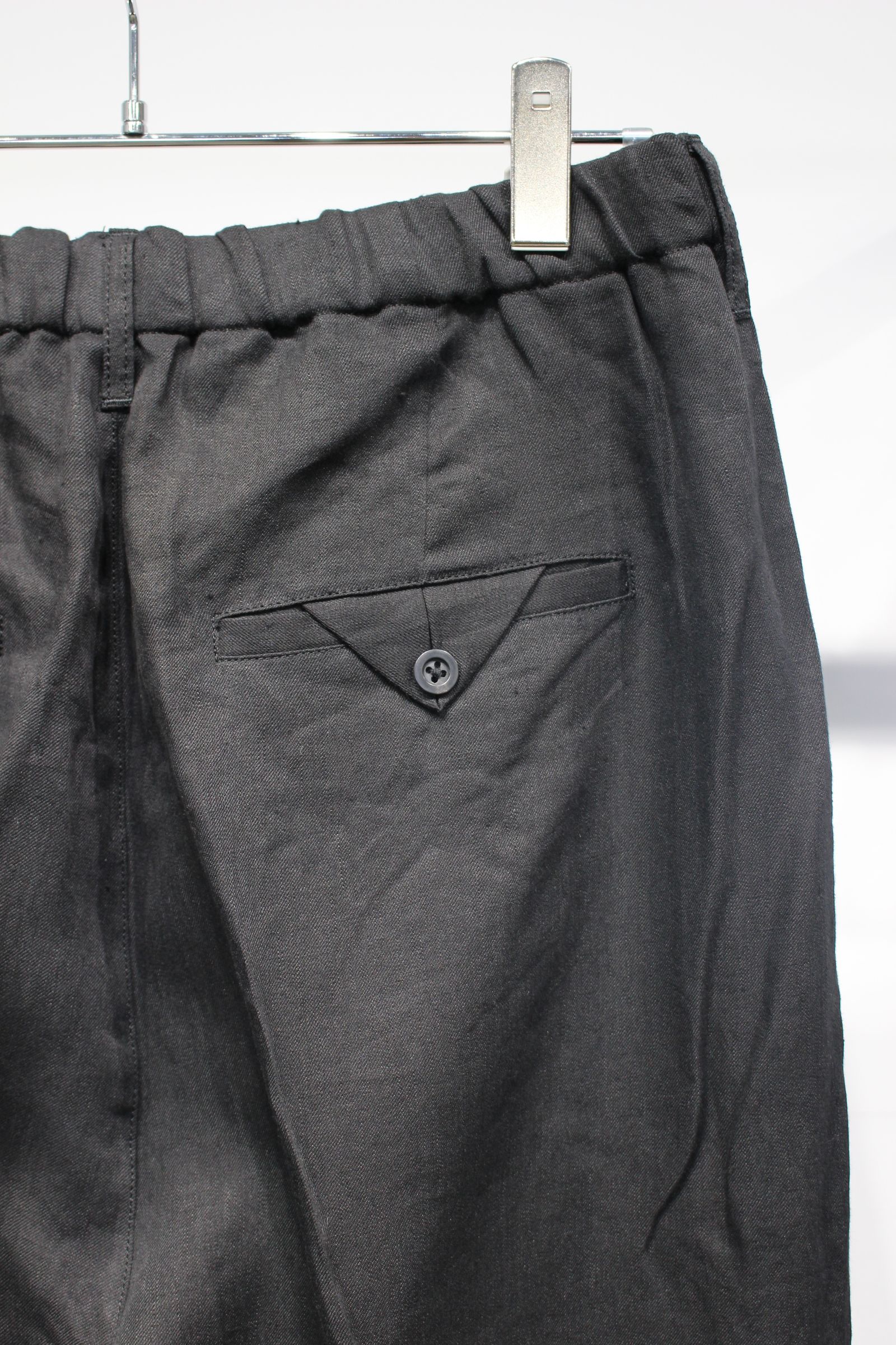 [ラスト1点] 100/S LINEN TUCK SLACKS | BLACK | スラックス