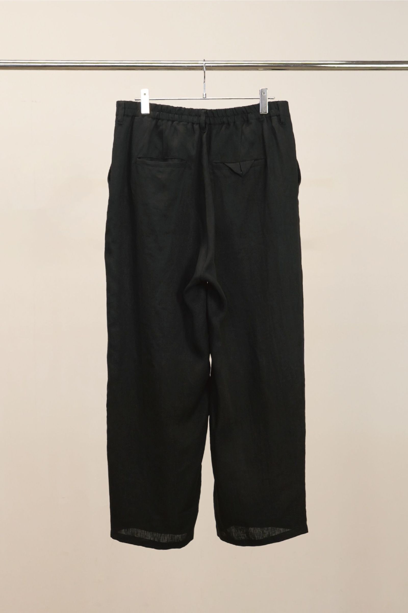 [ラスト1点] 100/S LINEN TUCK SLACKS | BLACK | スラックス