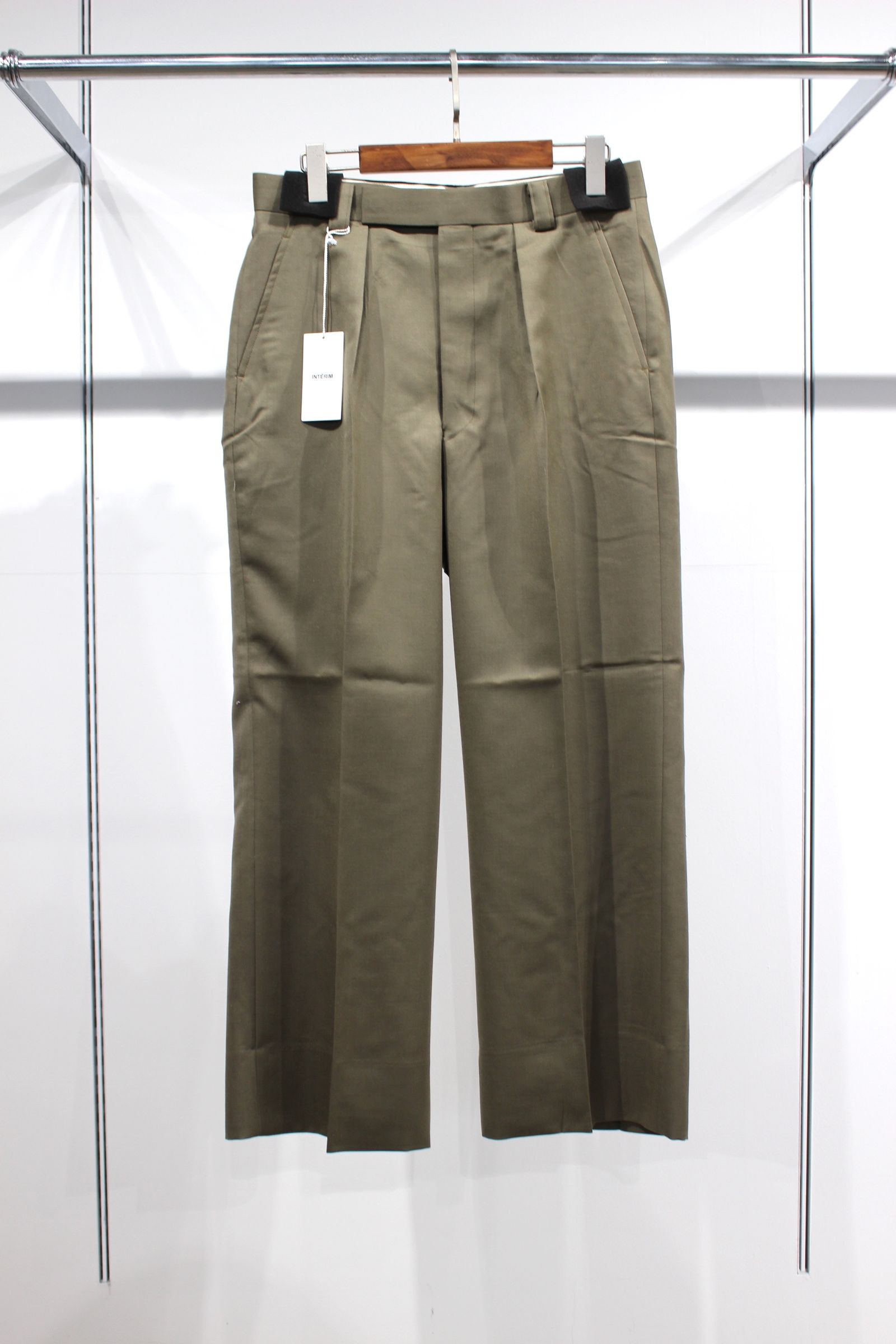 INTERIM - WOOL MOHAIR GABERDINE 1-TUCK BAGGY SLACKS/OLIVE | NapsNote