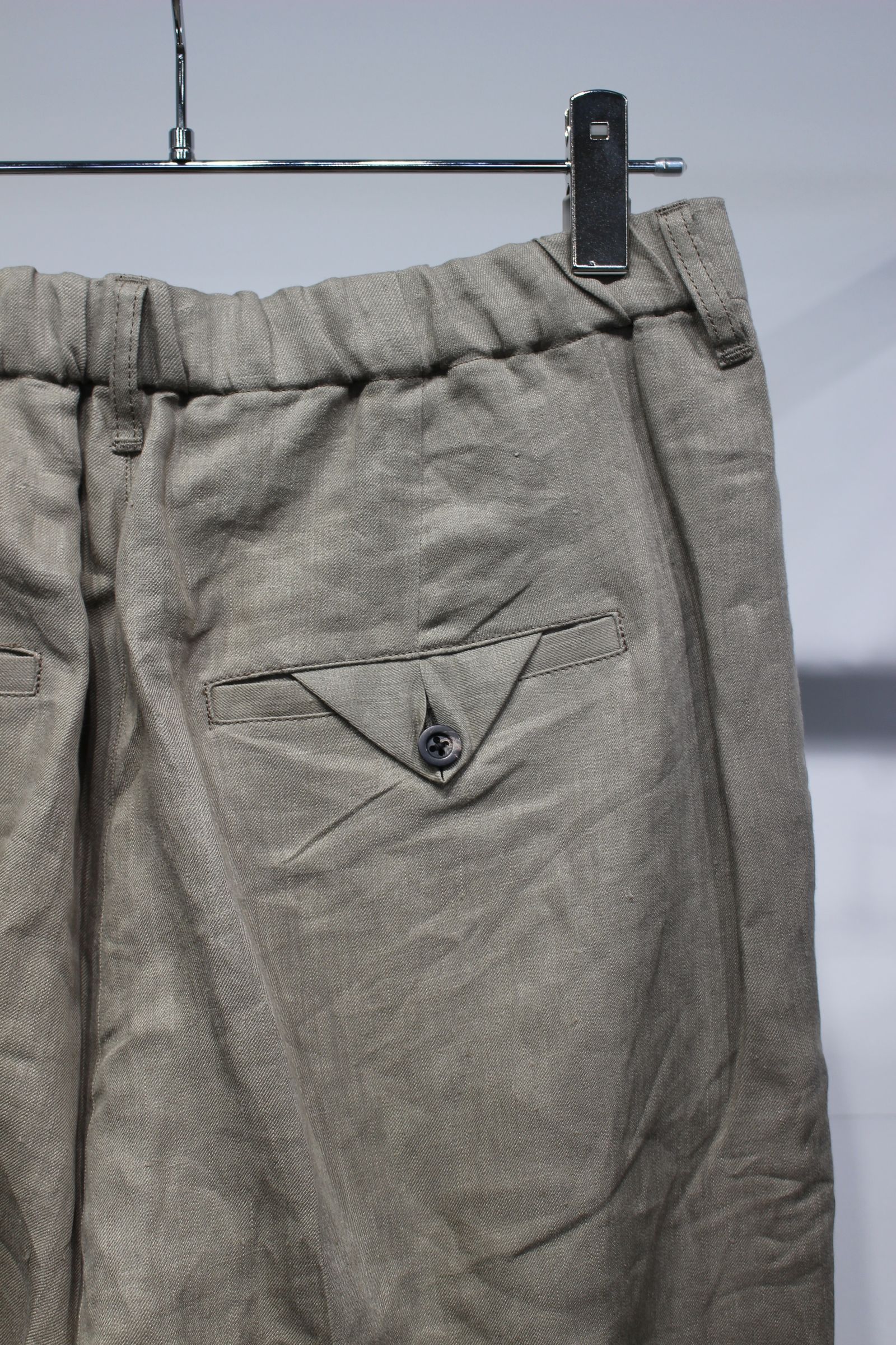 [ラスト1点] 100/S LINEN TUCK SLACKS | KHAKIBEIGE | スラックス