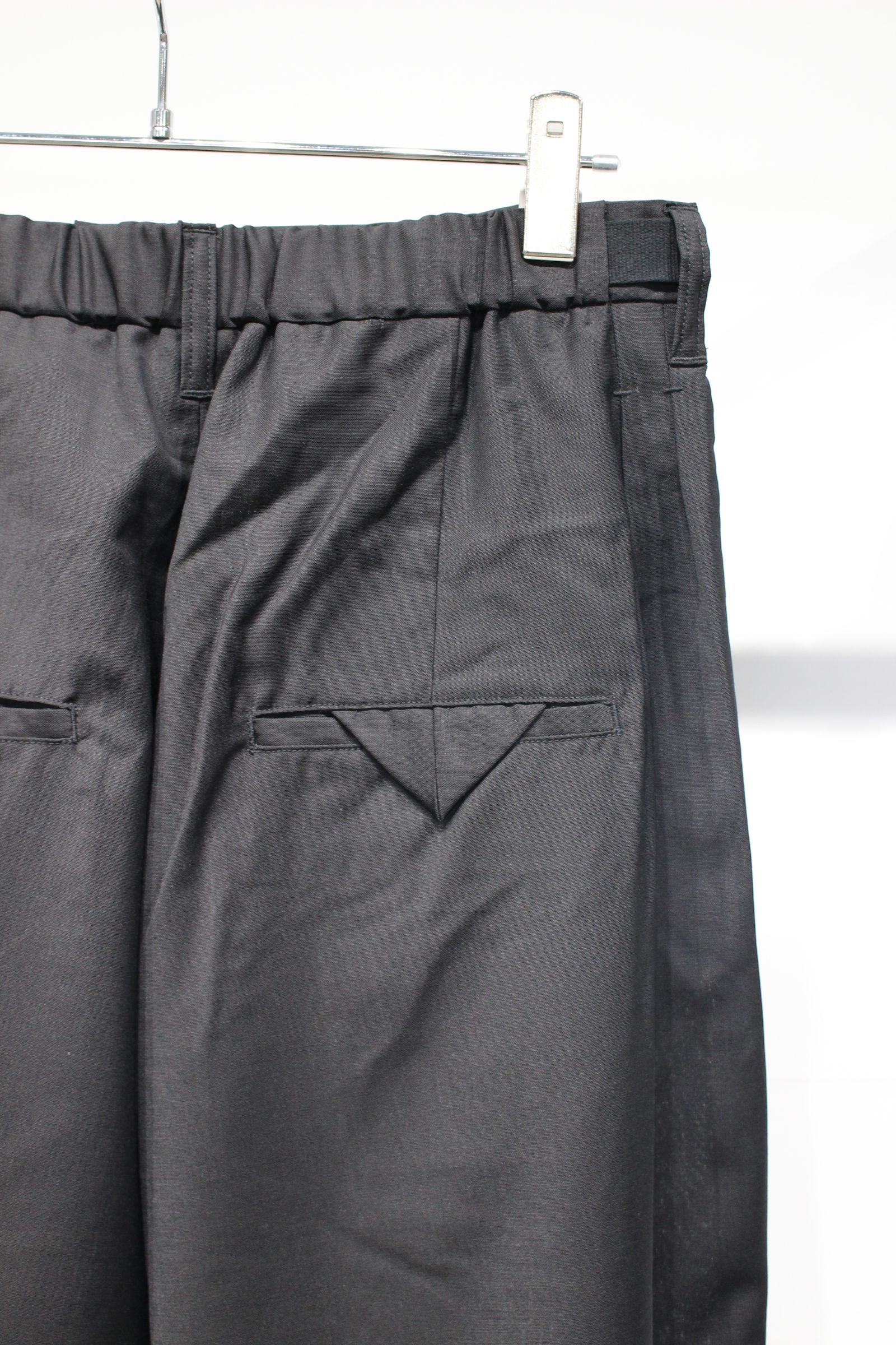 BELTED WOOL SLACKS | BLACK | スラックス
