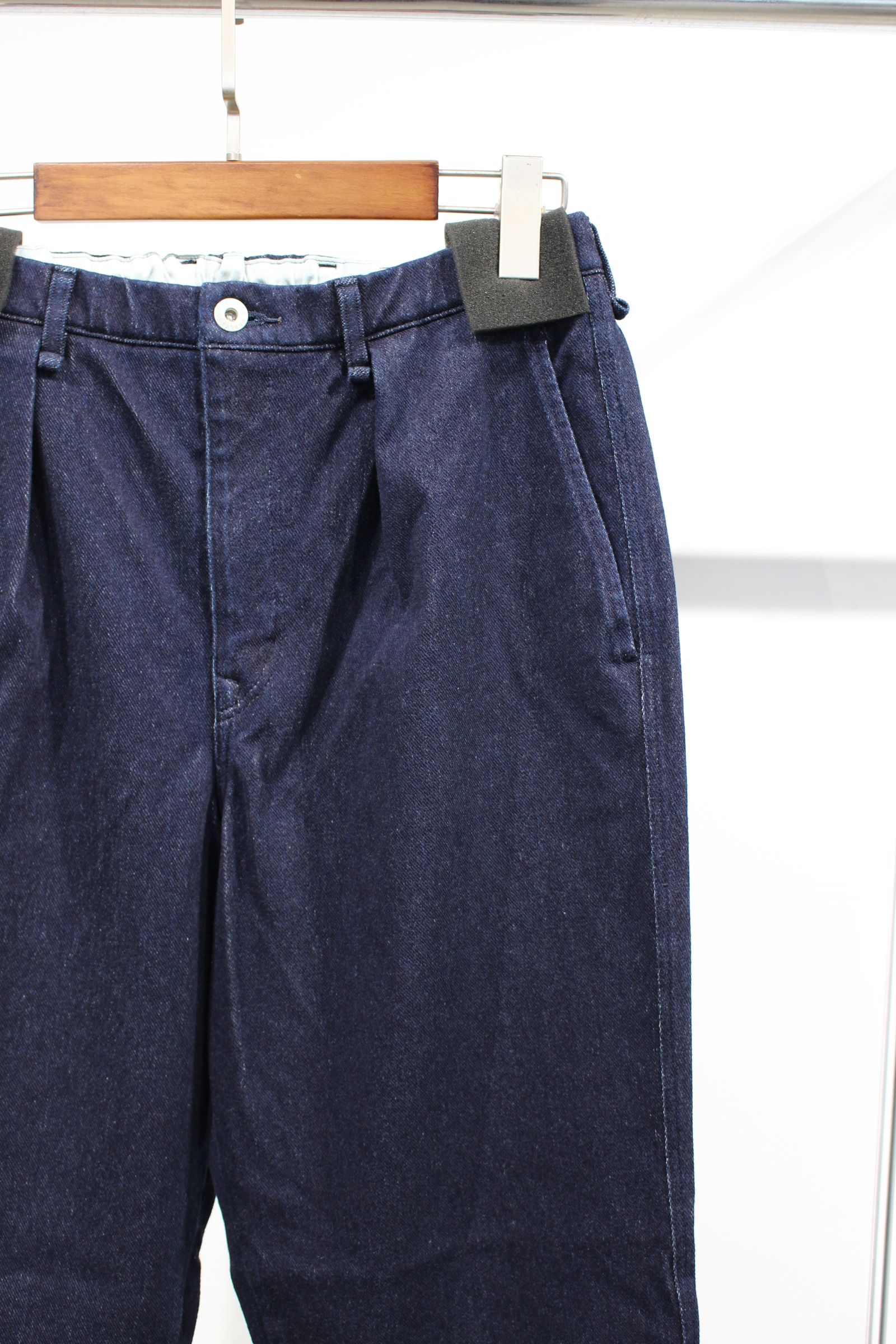 INDIGO 1TUCK EZ TAPERED SLACKS -ONE WASHED-/WASHED INDIGO