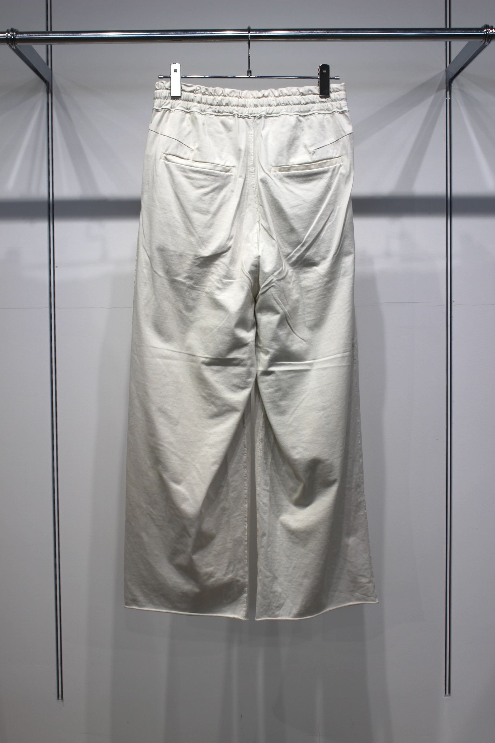 DRAPE WIDE EASY CUT SLACKS | WHITE | スラックス