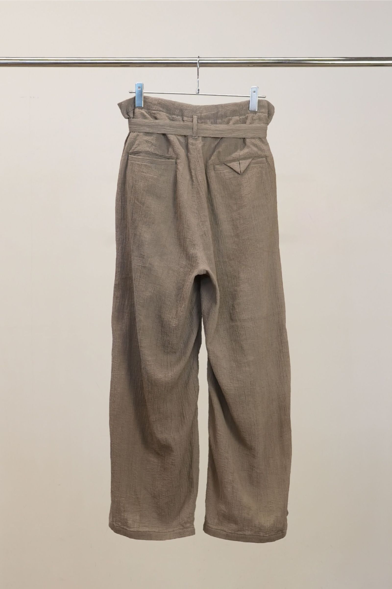 [ラスト1点] BELTED CREPE TUCK SLACKS | GREIGE | スラックス