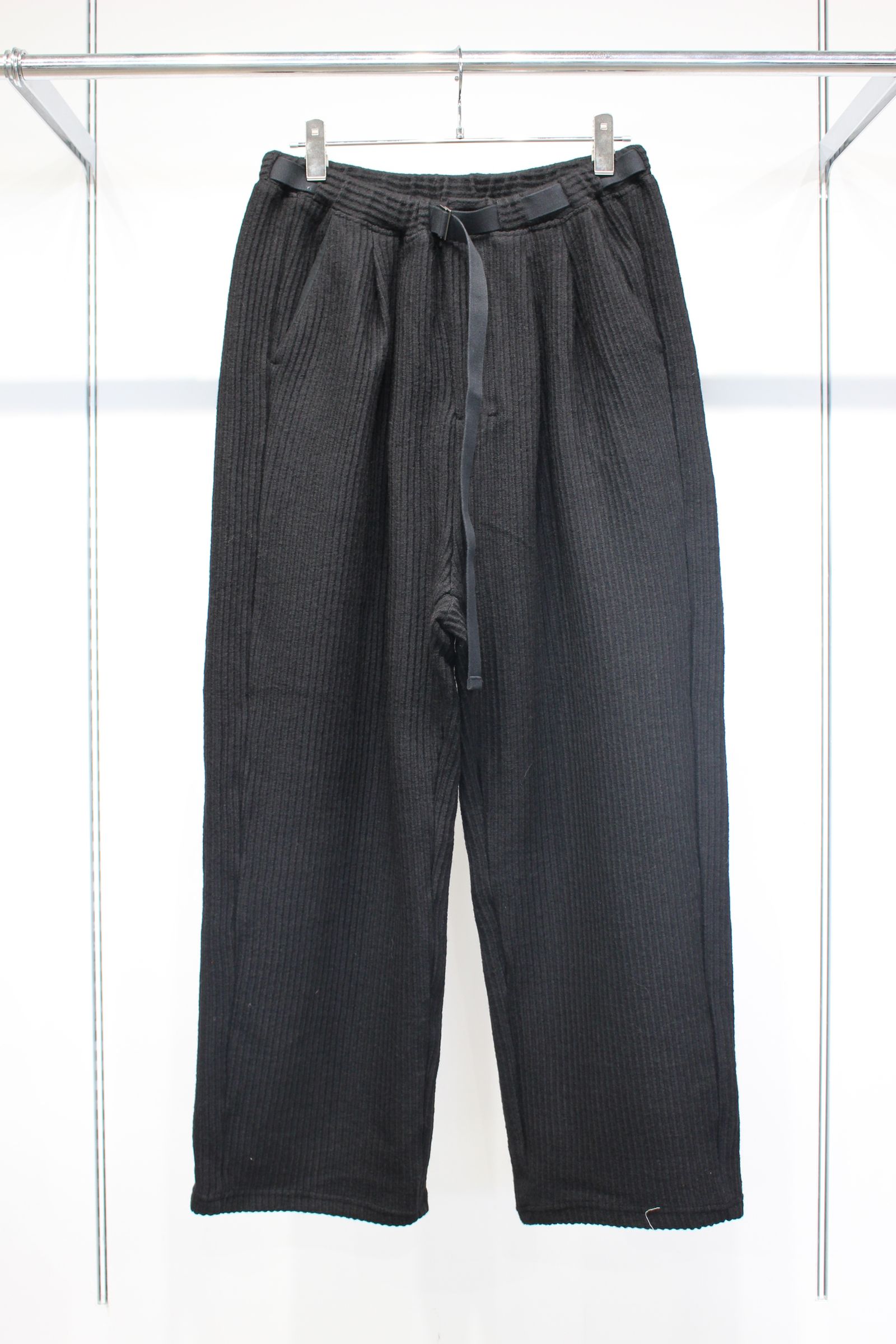WOOLCORD BELTLESS SLACKS | BLACK | スラックス