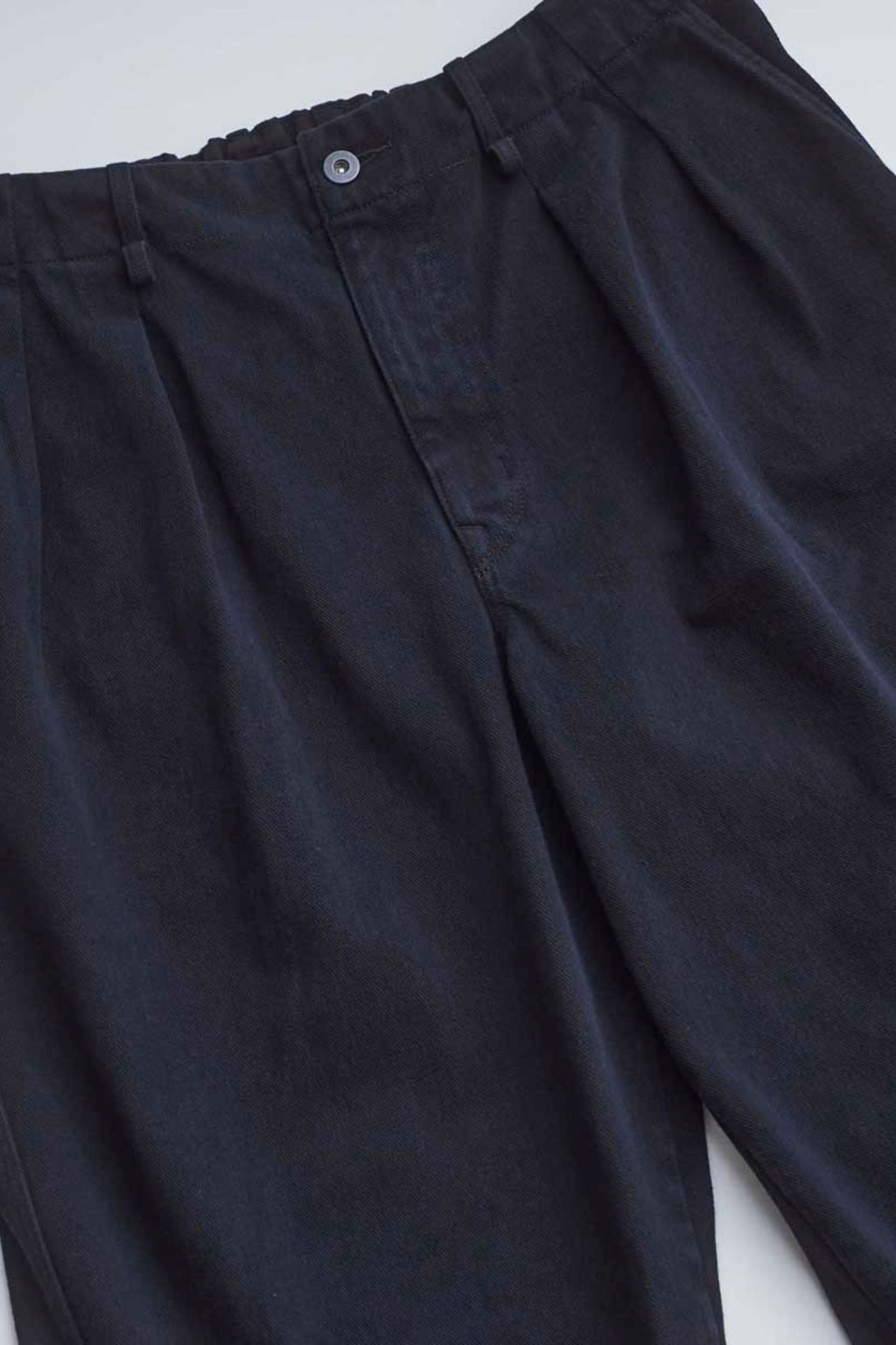 [ラスト1点] DENIM 2TUCK EZ WIDE SLACKS -overdyed- | BLACK | ニットデニム