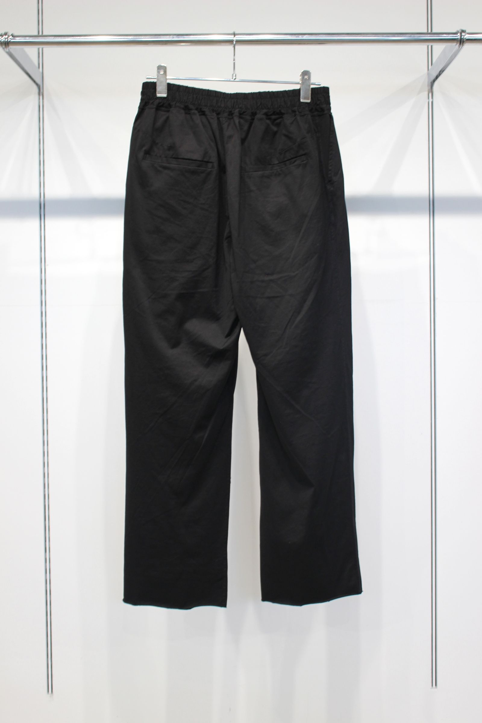 [ラスト1点] CUT GATHER EASY PANTS | BLACK | スラックス