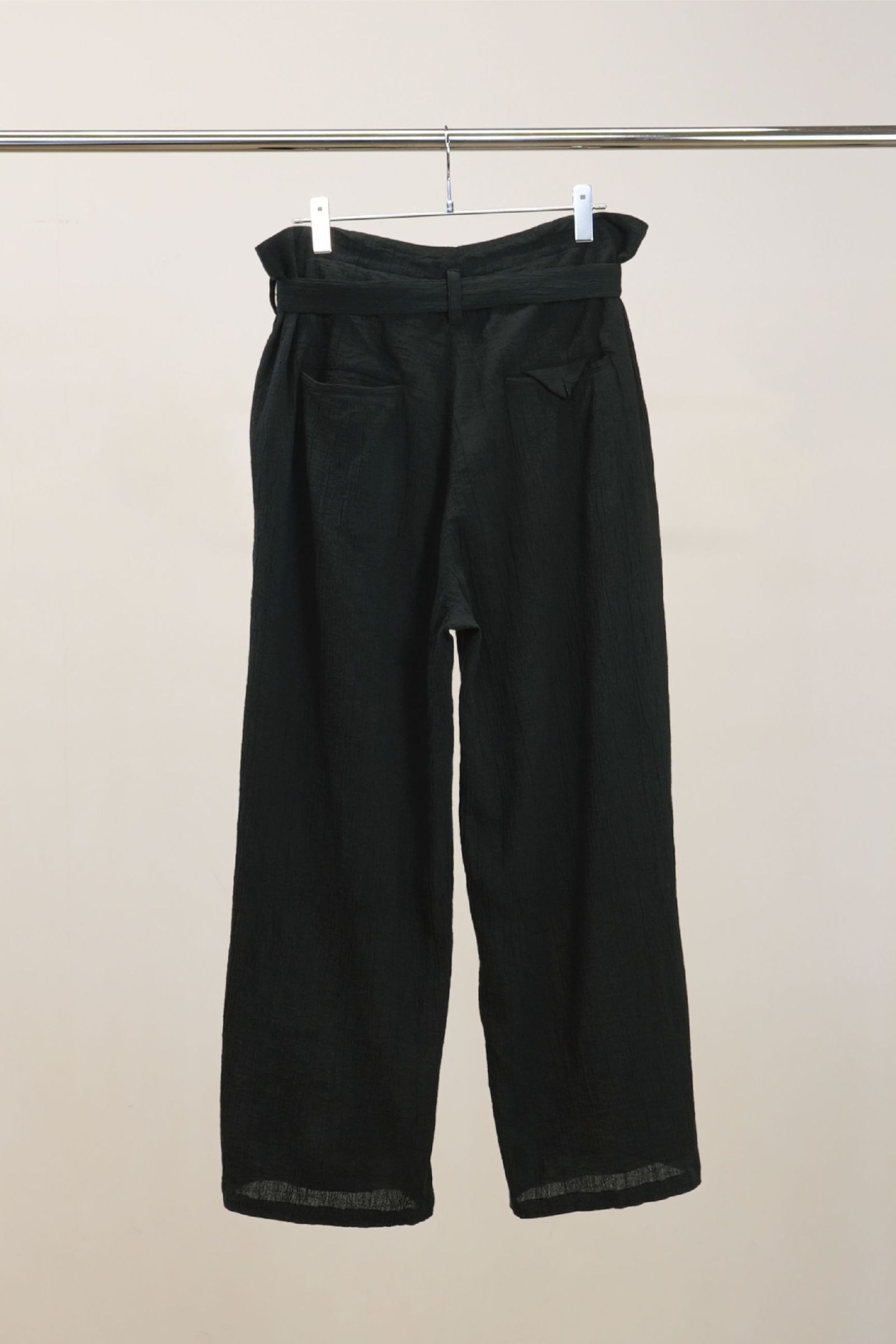[ラスト1点] BELTED CREPE TUCK SLACKS | BLACK | スラックス