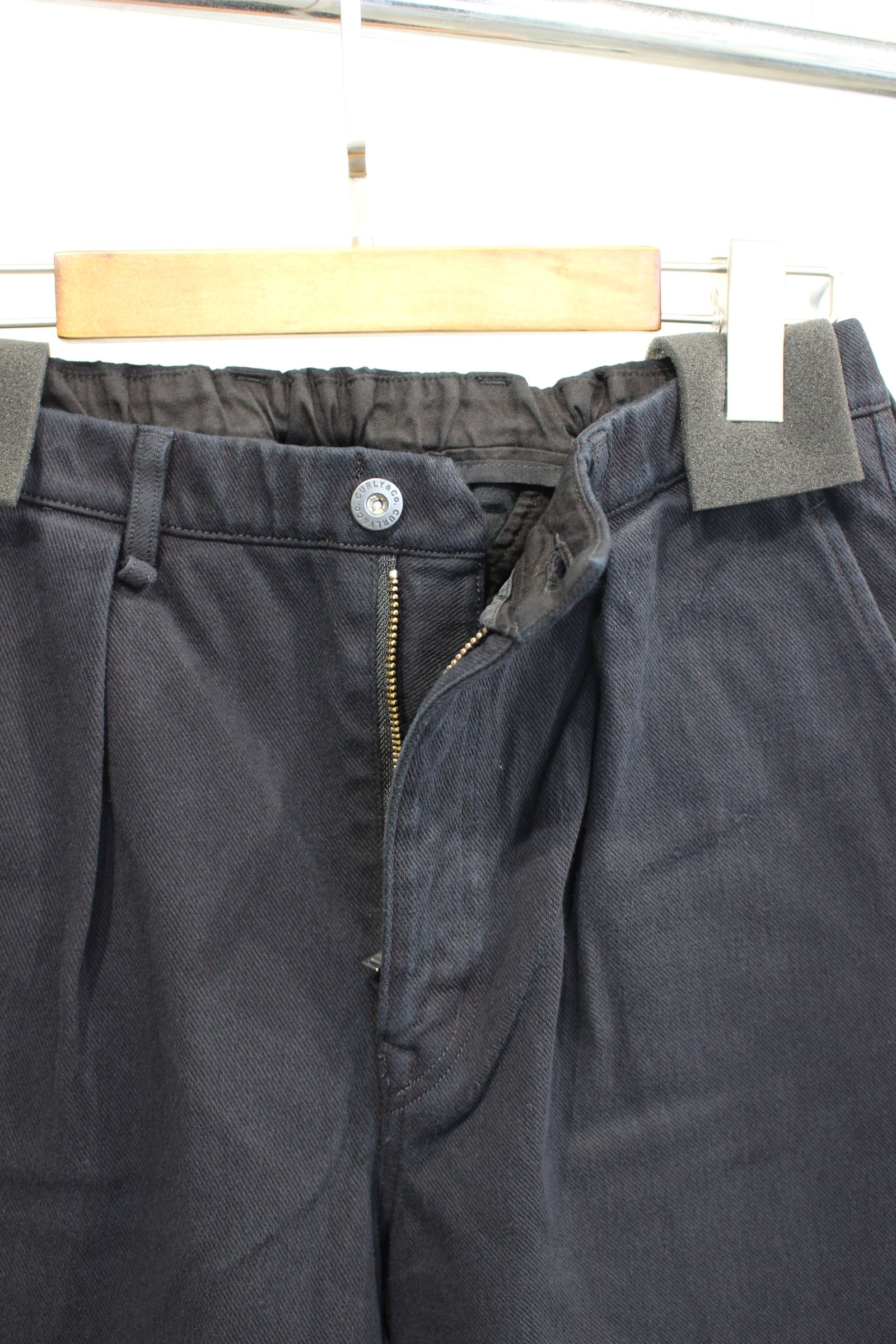CURLY&Co. - DENIM 1TUCK EZ TAPERED SLACKS -overdyed-/BLACK