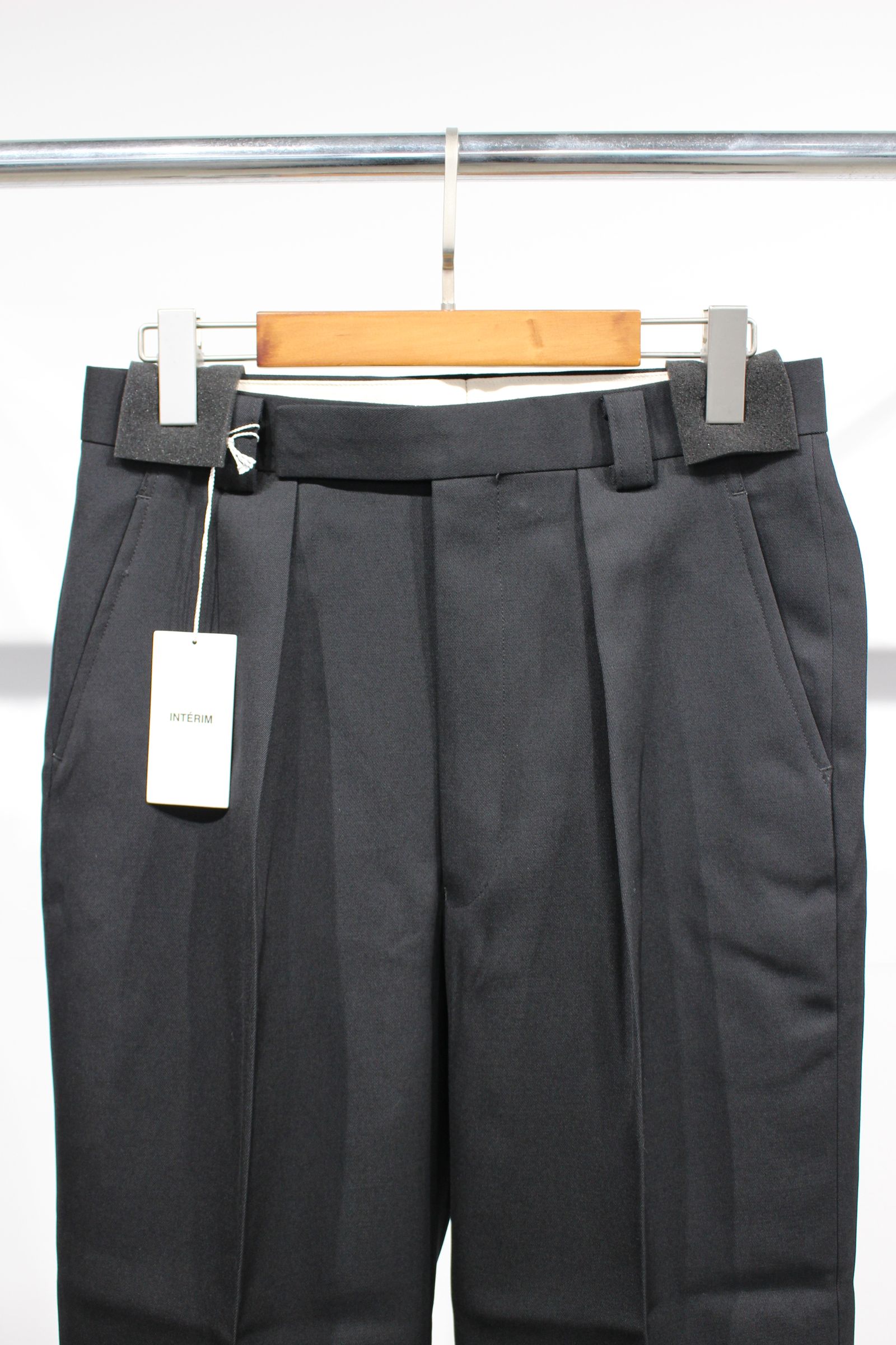 PURE BLACK WOOL GABERDINE 1-TUCK BAGGY SLACKS 