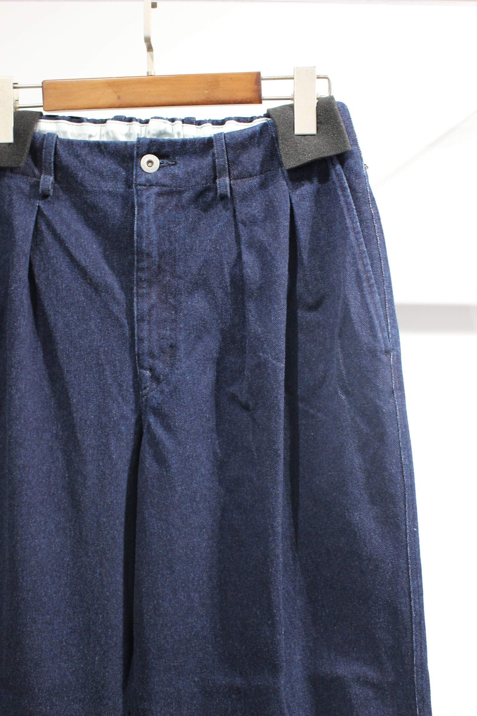 DENIM 2TUCK EZ WIDE SLACKS -INDIGO- | INDIGO | ニットデニム
