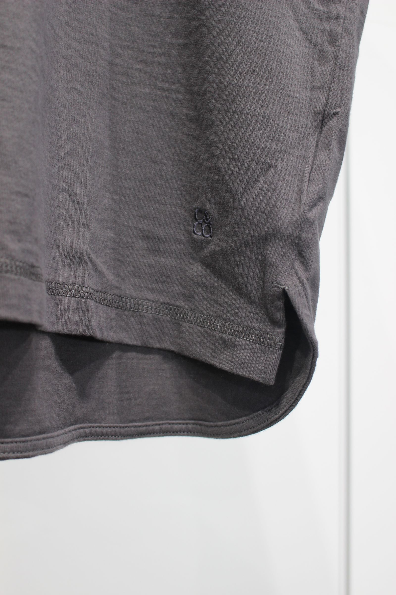 BASIC COTTON CREW-NECK TEE | CHARCOAL | カットソー
