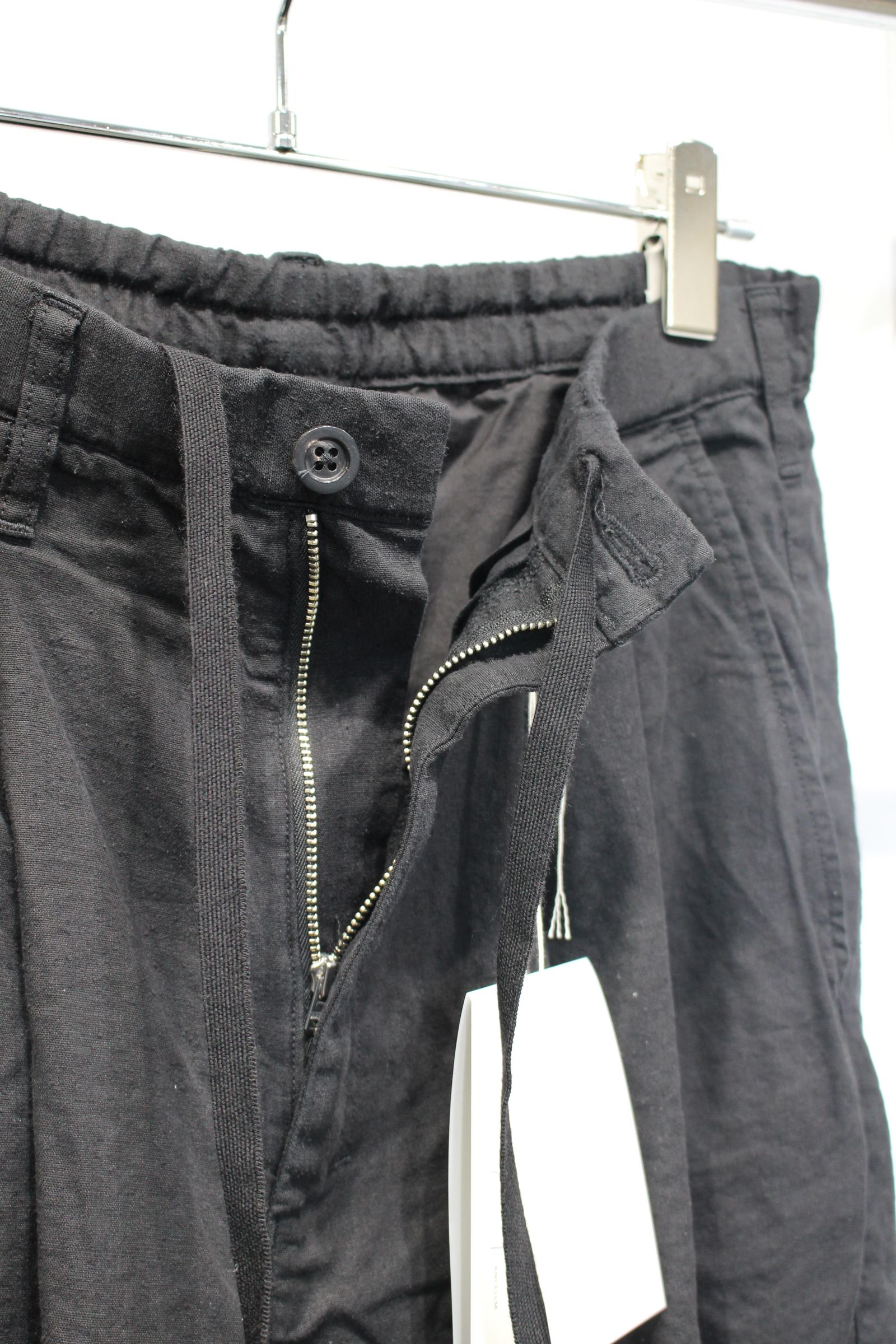 S/L TUCK EASY SLACKS | BLACK | スラックス