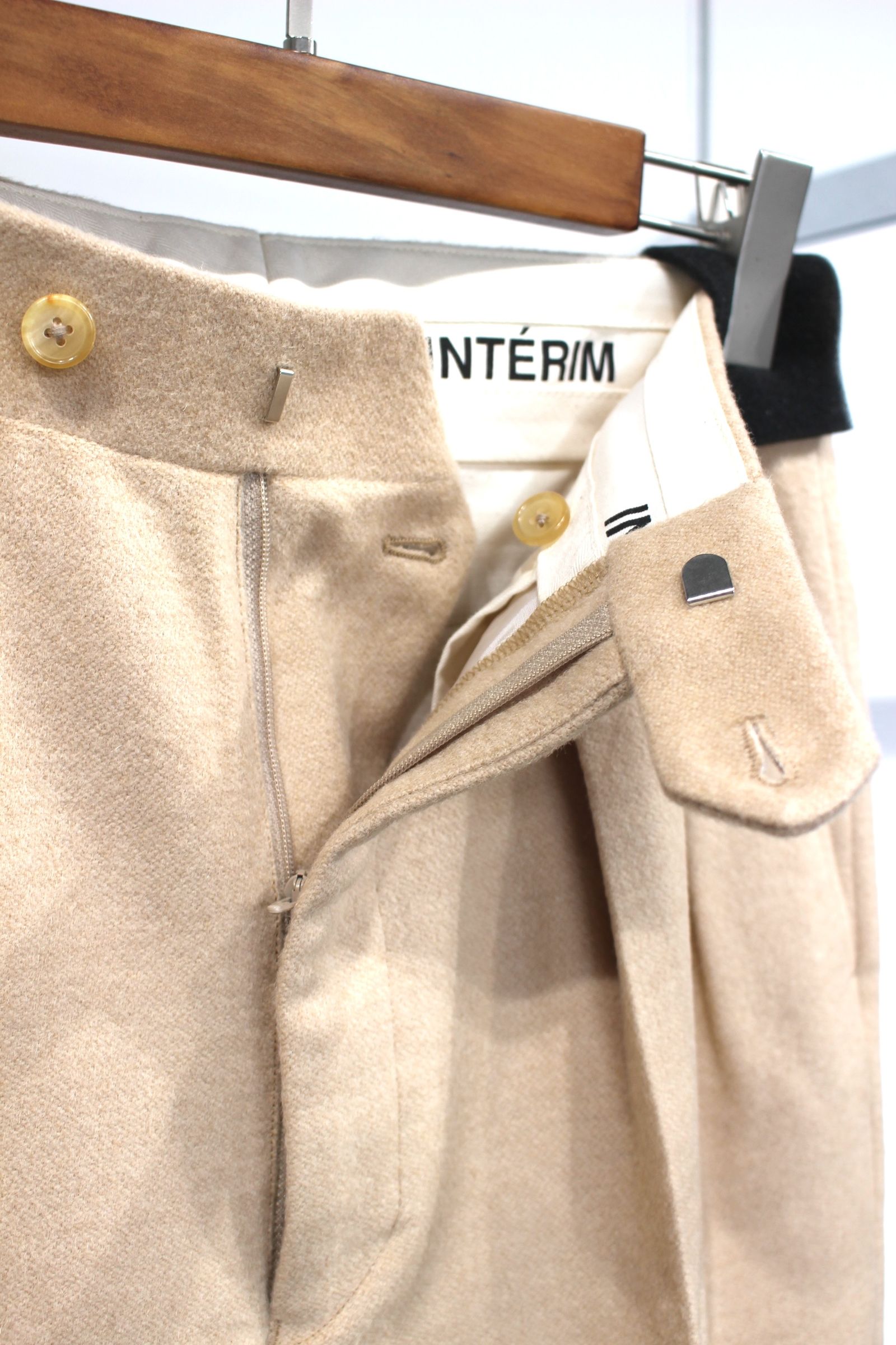 LIGHT MELTON CAMEL 2-TUCK STRAIGHT SLACKS | LIGHT BEIGE | スラックス