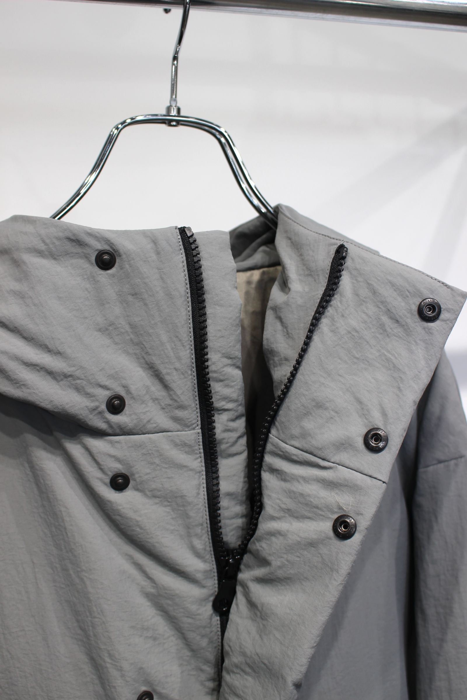 LIGHT SHELL DOWN PARKA | SAGE GRAY | ダウンジャケット